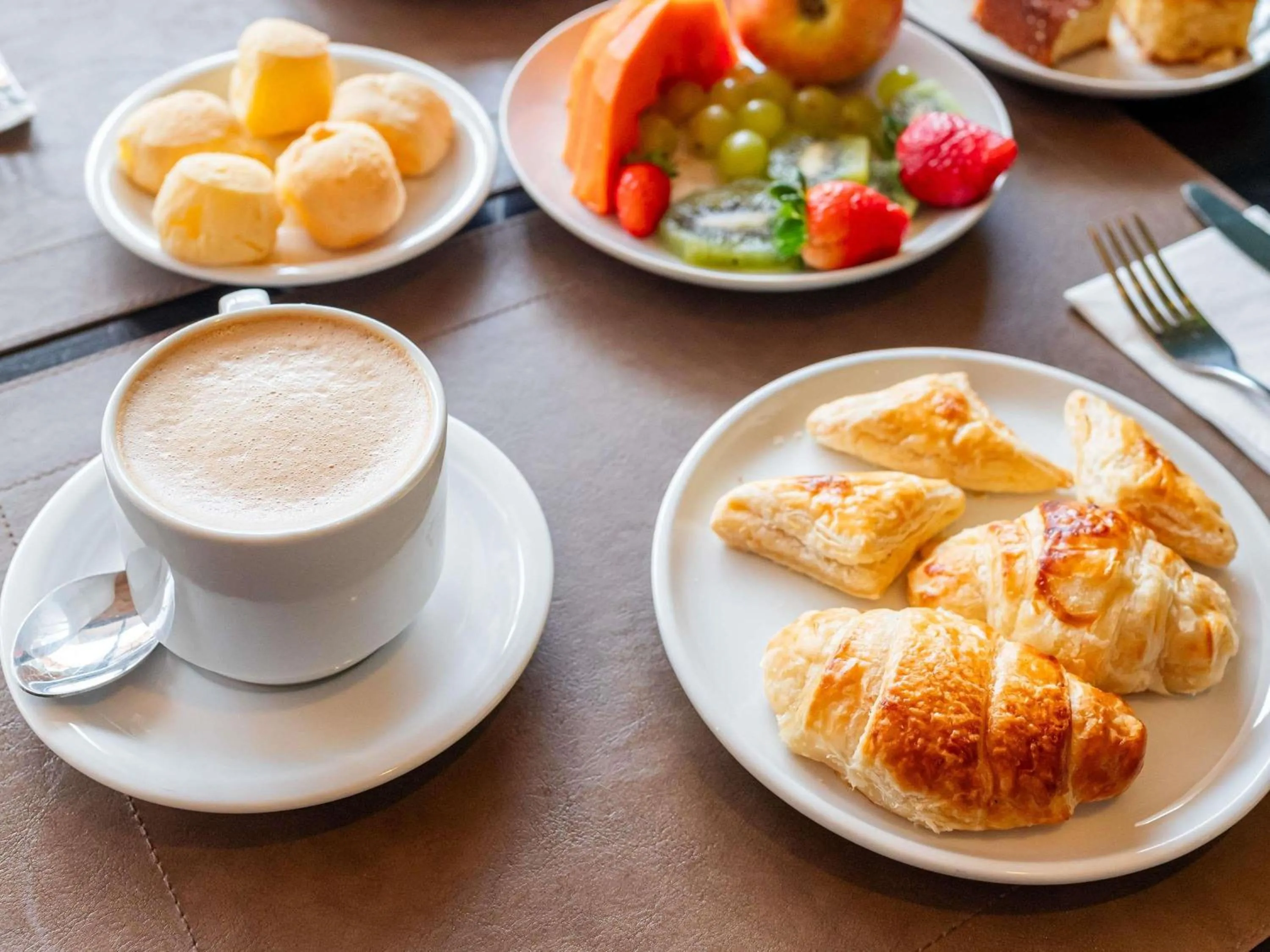 Restaurant/places to eat in Mercure Belem Boulevard