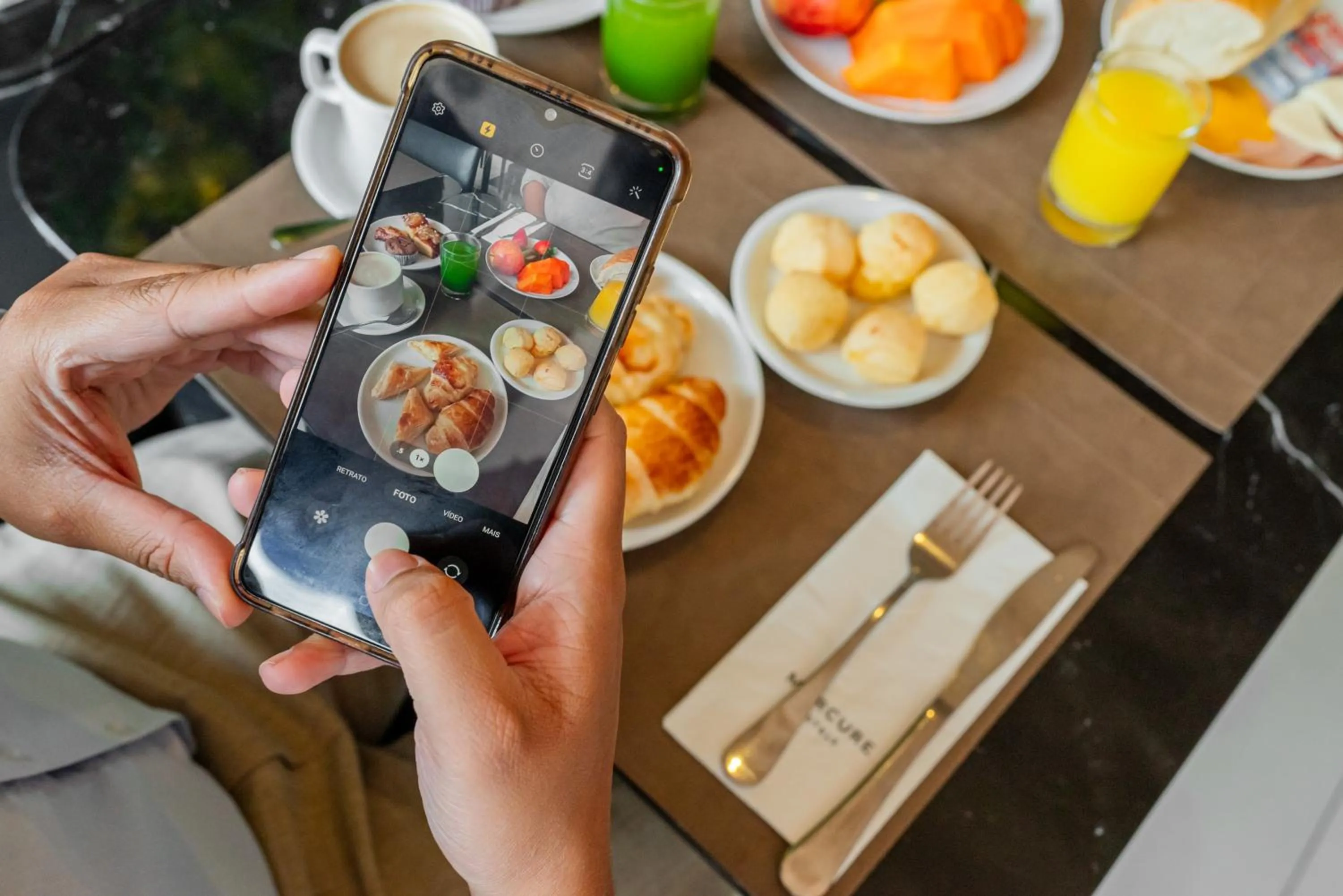 Restaurant/places to eat in Mercure Belem Boulevard