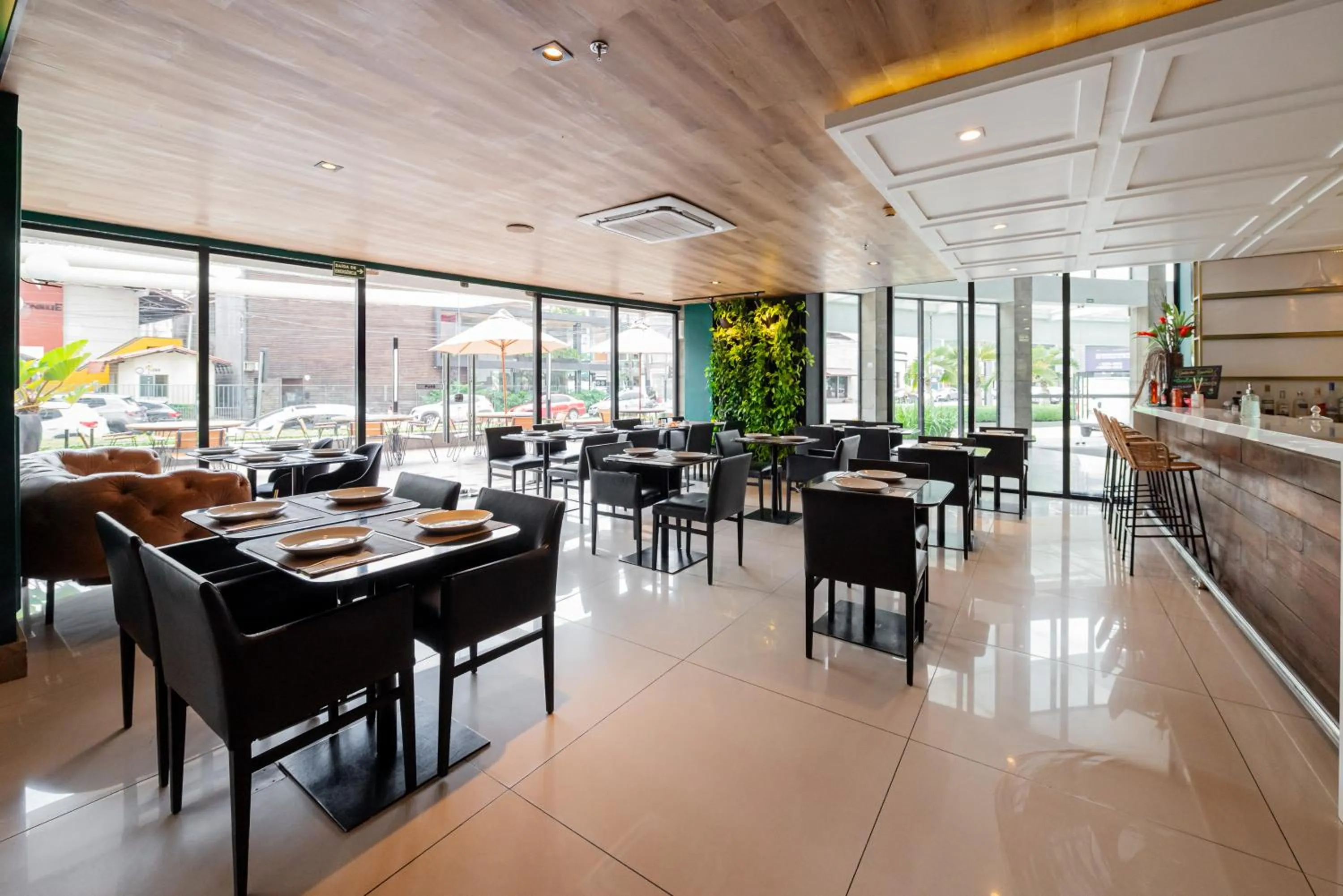 Restaurant/places to eat in Mercure Belem Boulevard