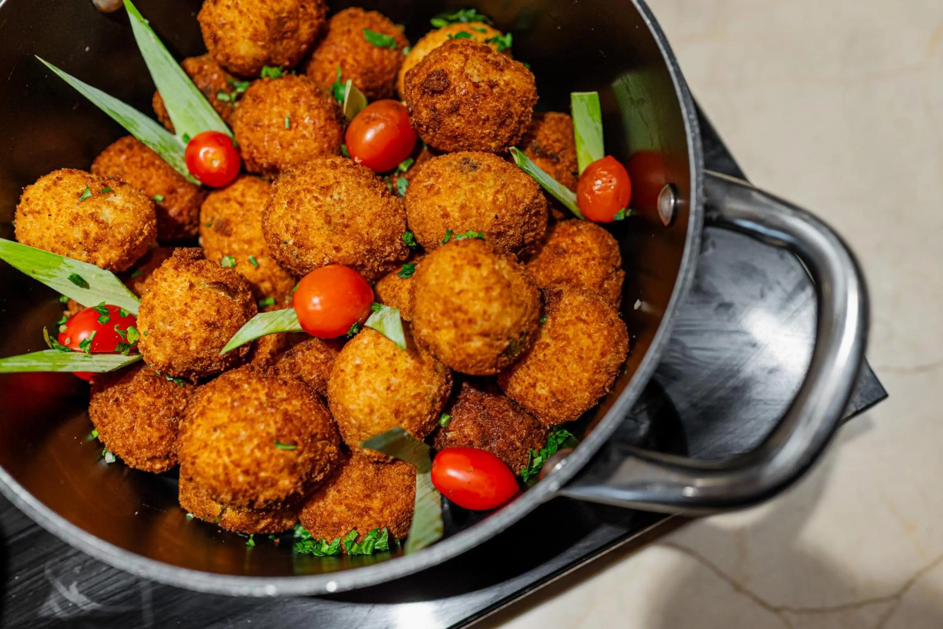 Restaurant/places to eat in Mercure Belem Boulevard