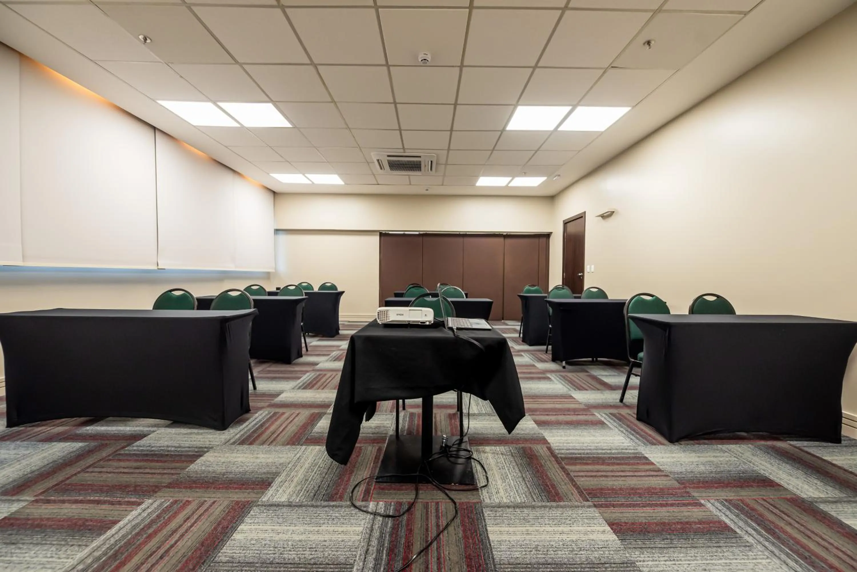 Banquet/Function facilities in Mercure Belem Boulevard