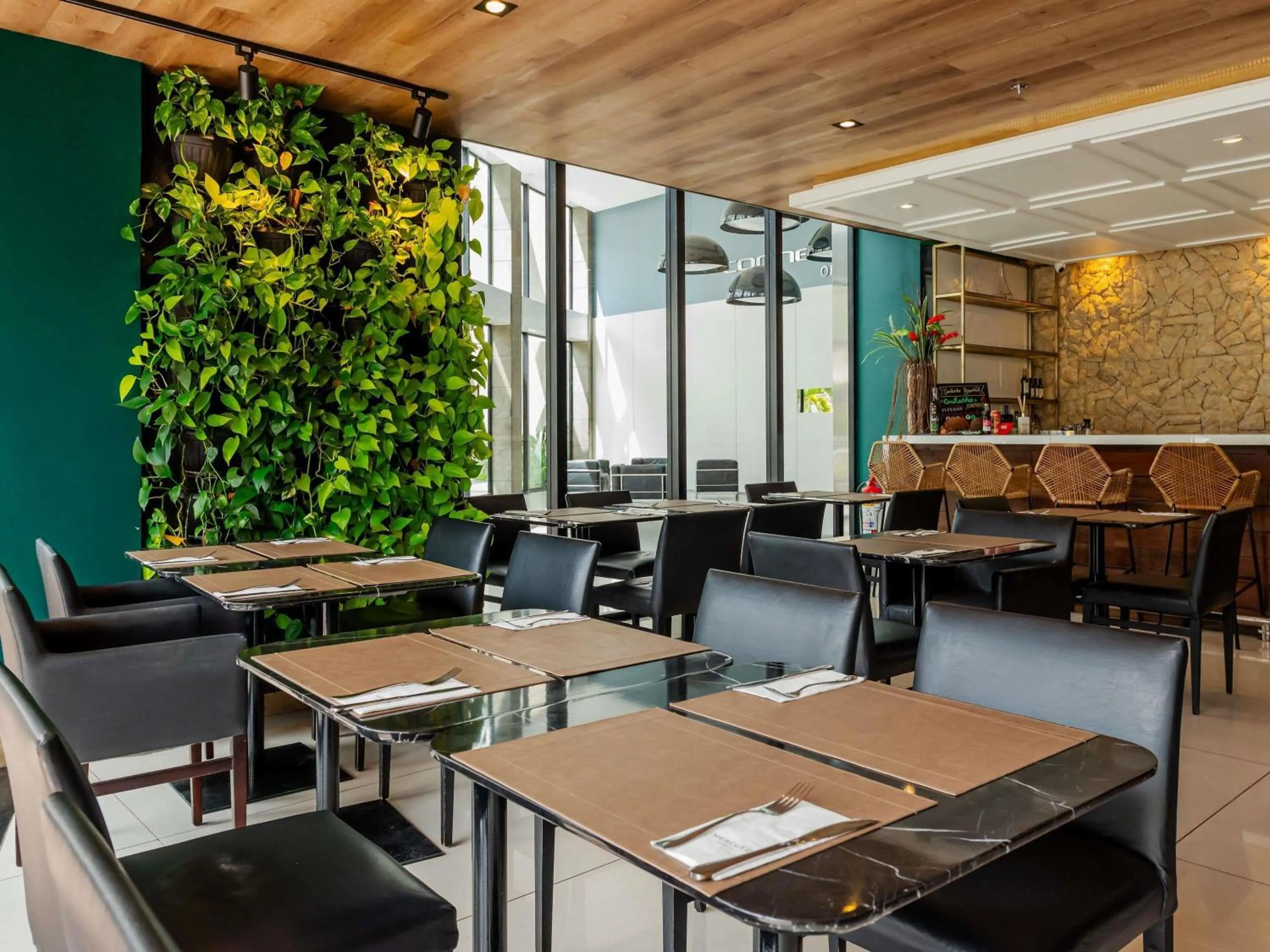 Restaurant/places to eat in Mercure Belem Boulevard