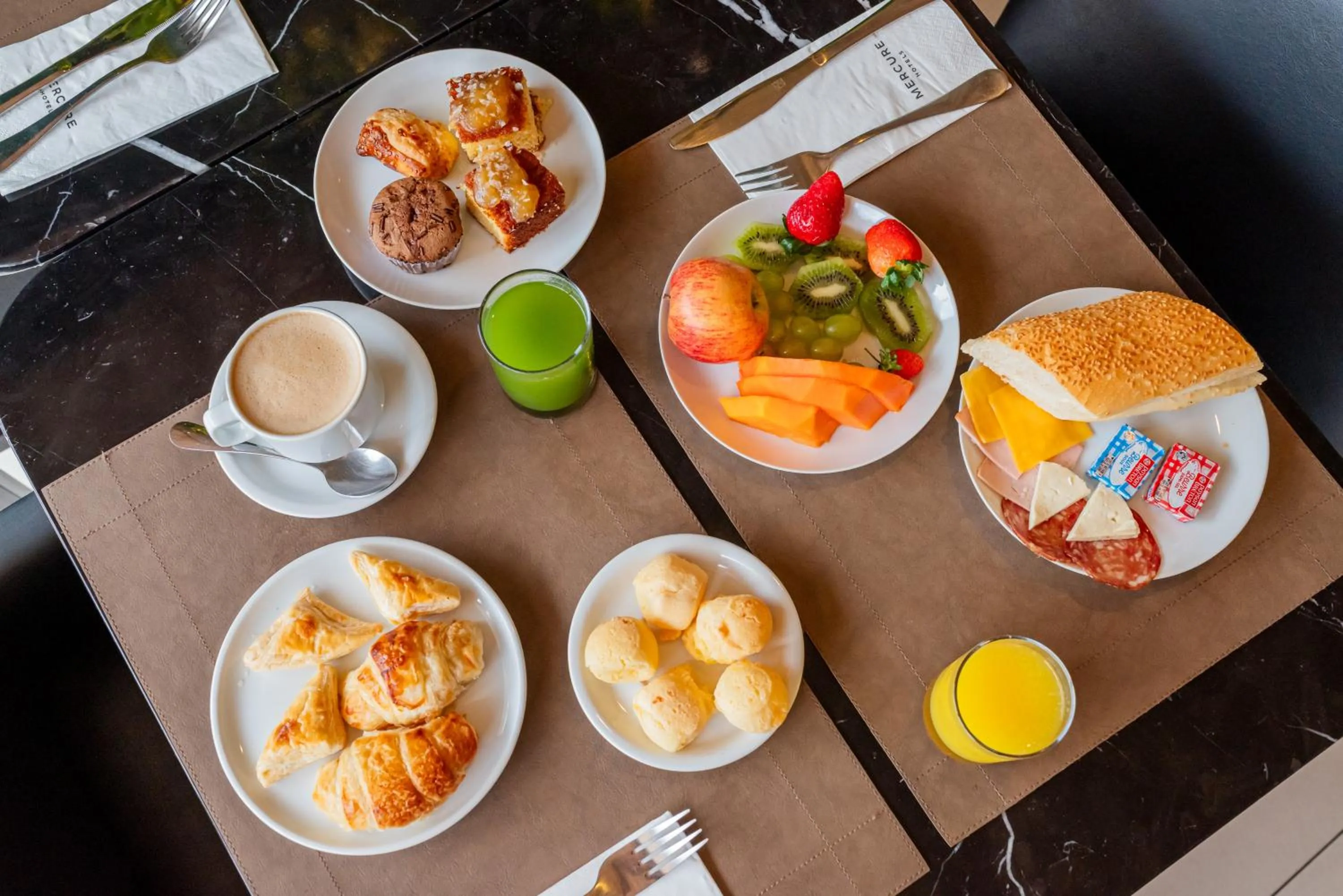 Restaurant/places to eat in Mercure Belem Boulevard