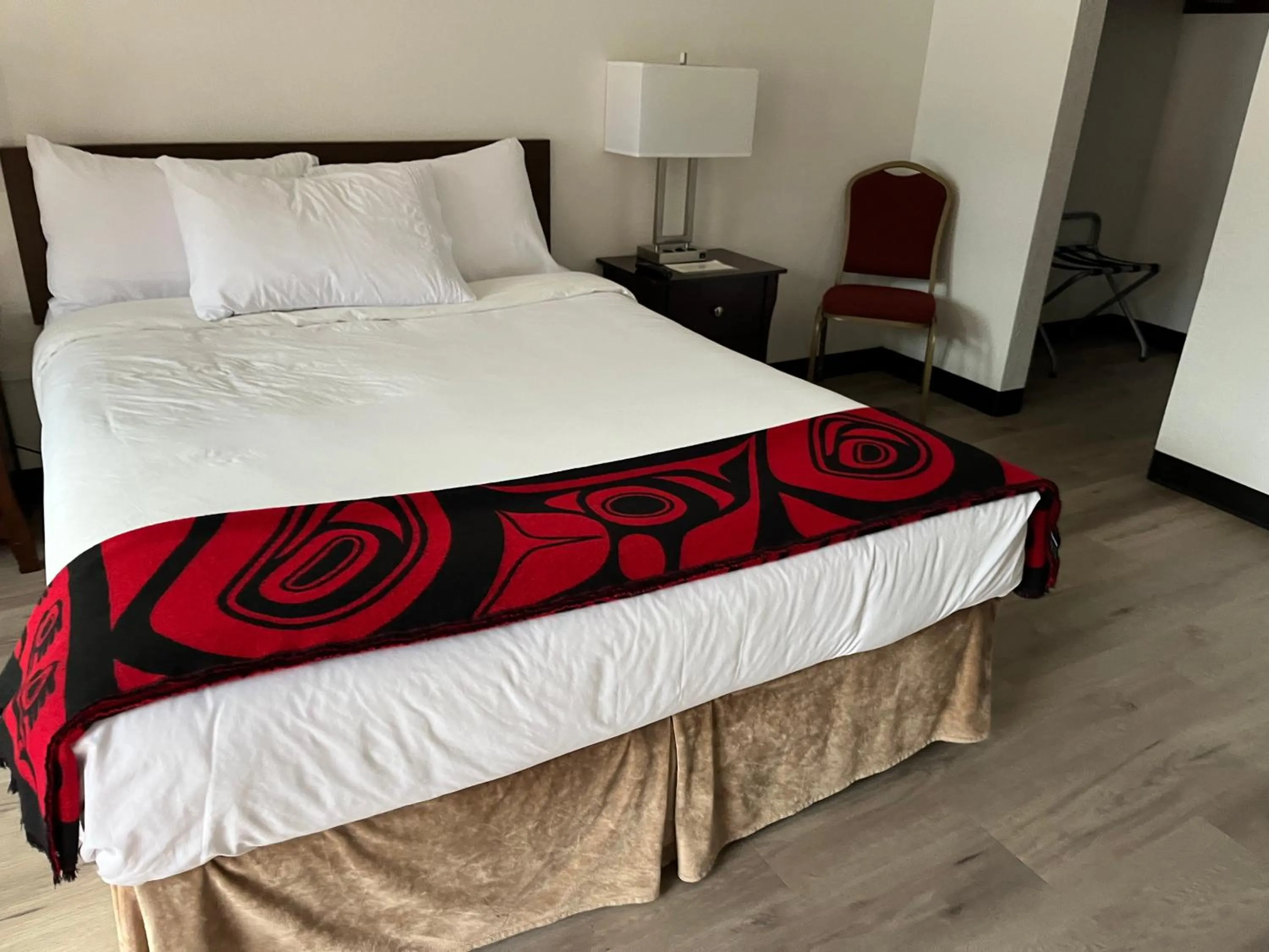 Photo of the whole room, Bed in The Driftwood Lodge