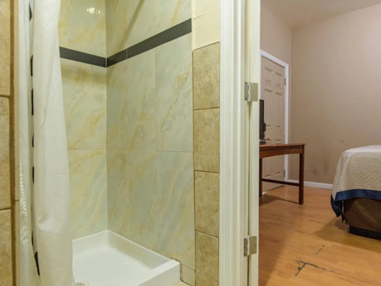 Shower, Bed in Elite Inn