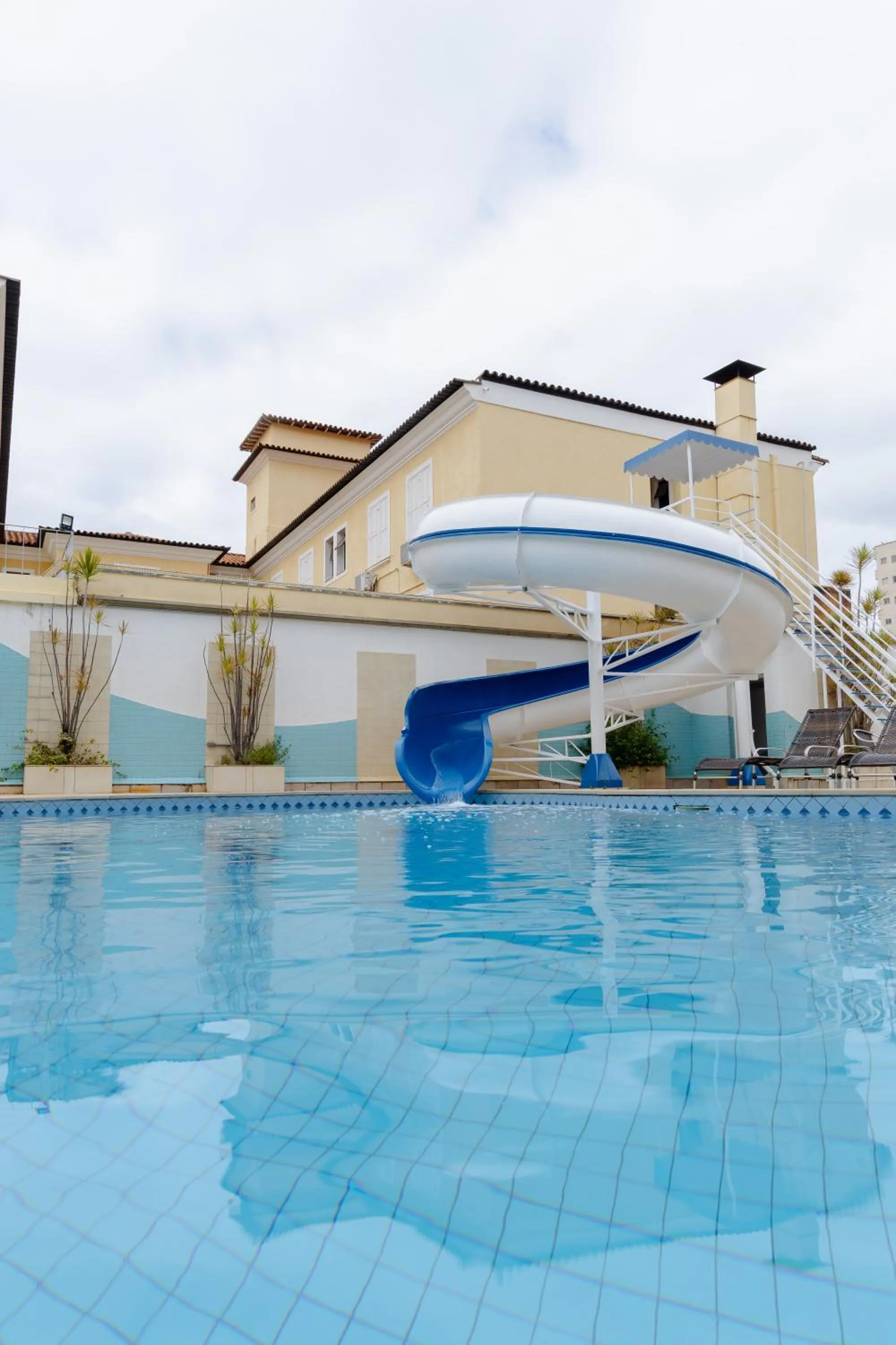 Swimming pool in Hotel Minas Gerais