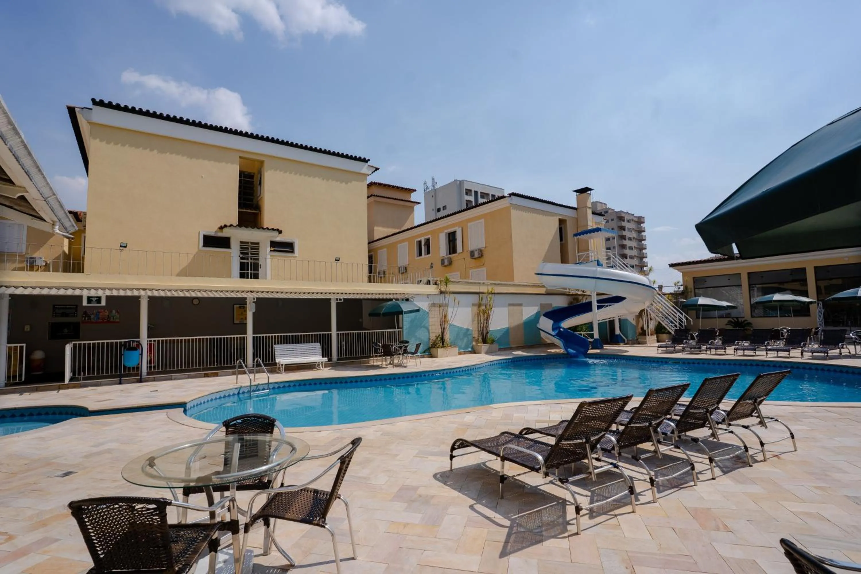 Swimming pool in Hotel Minas Gerais