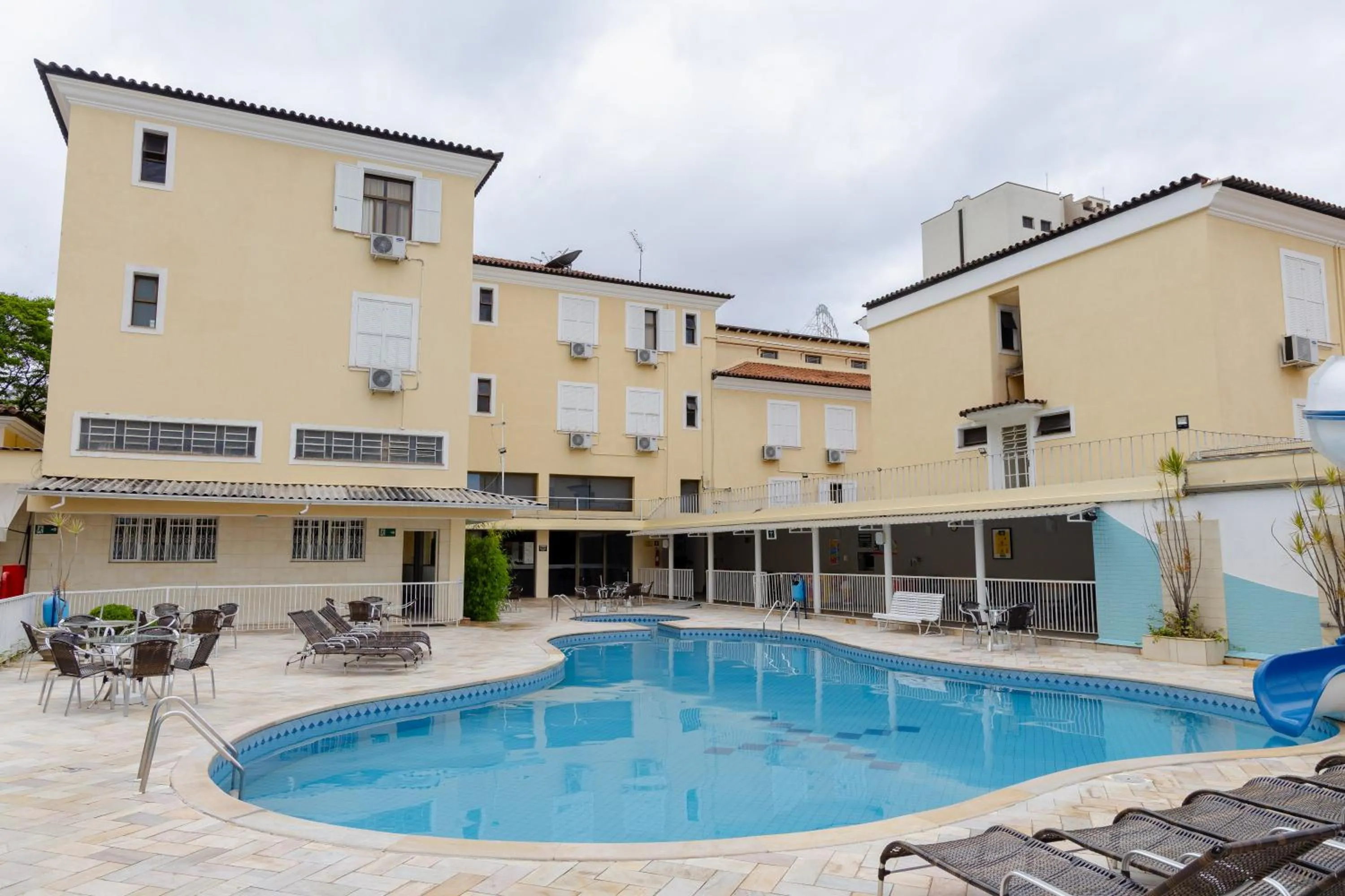Swimming pool in Hotel Minas Gerais