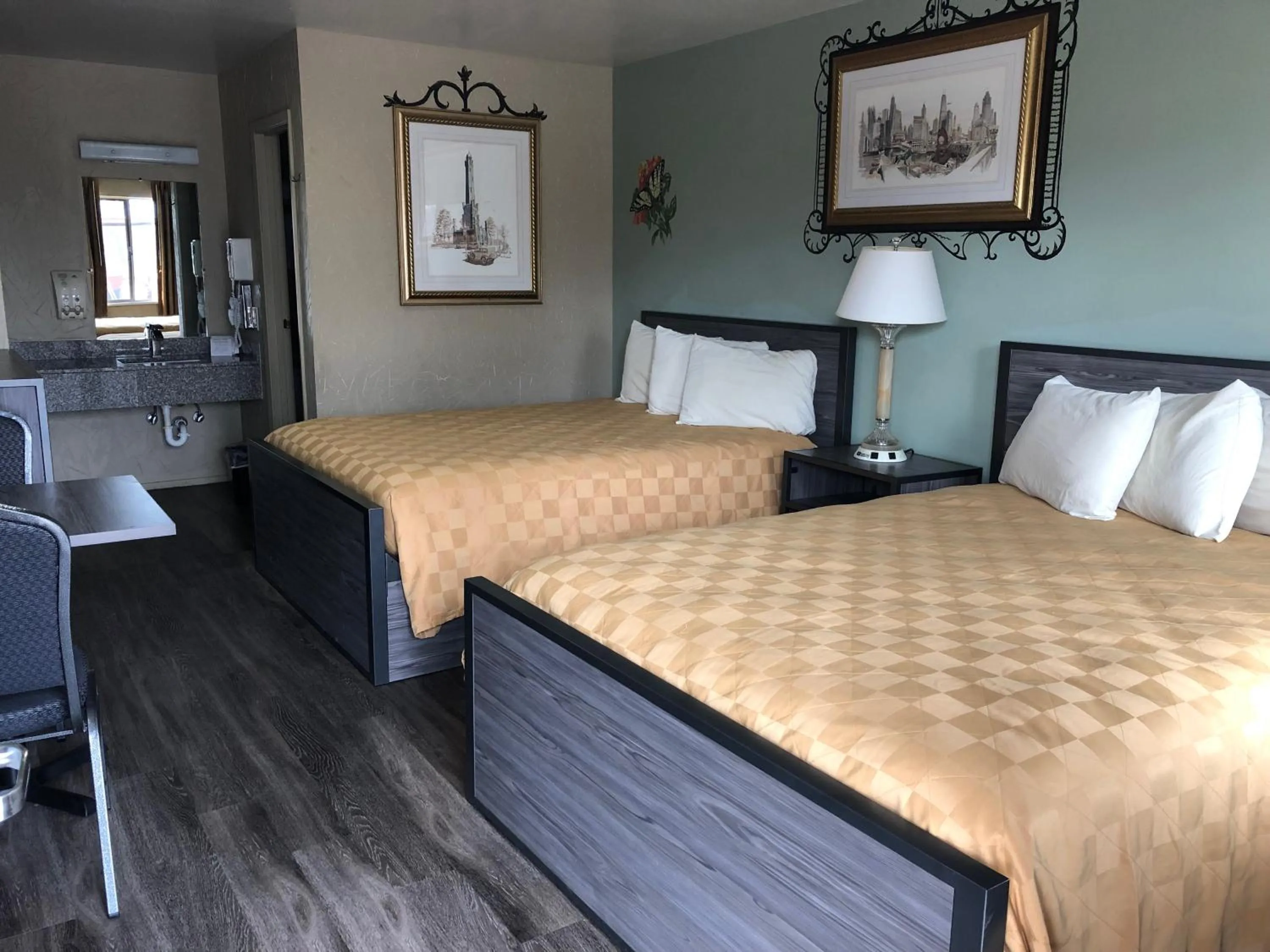 Photo of the whole room, Bed in Americas Best Value Inn - Legend's Inn