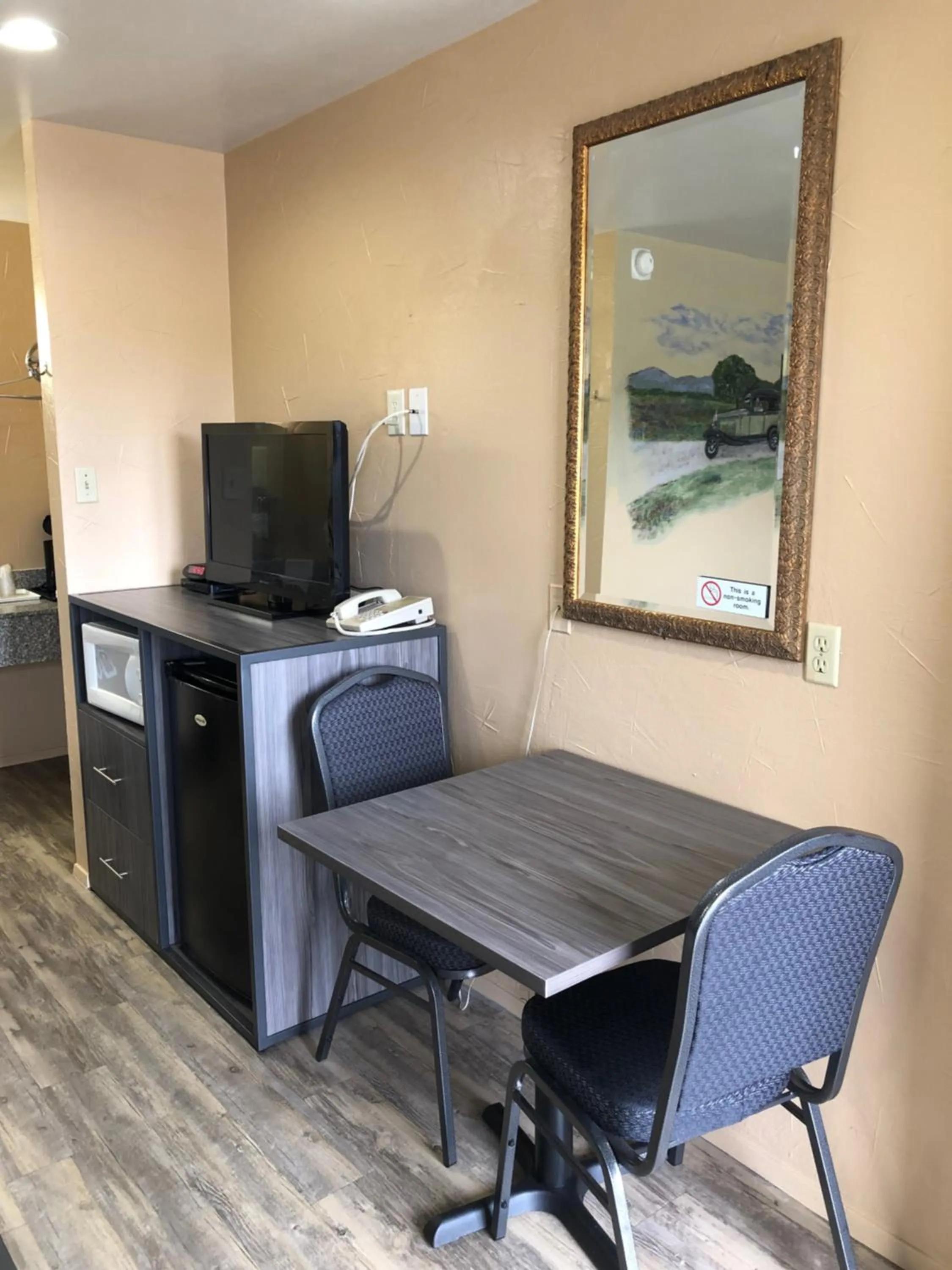 TV and multimedia in Americas Best Value Inn - Legend's Inn