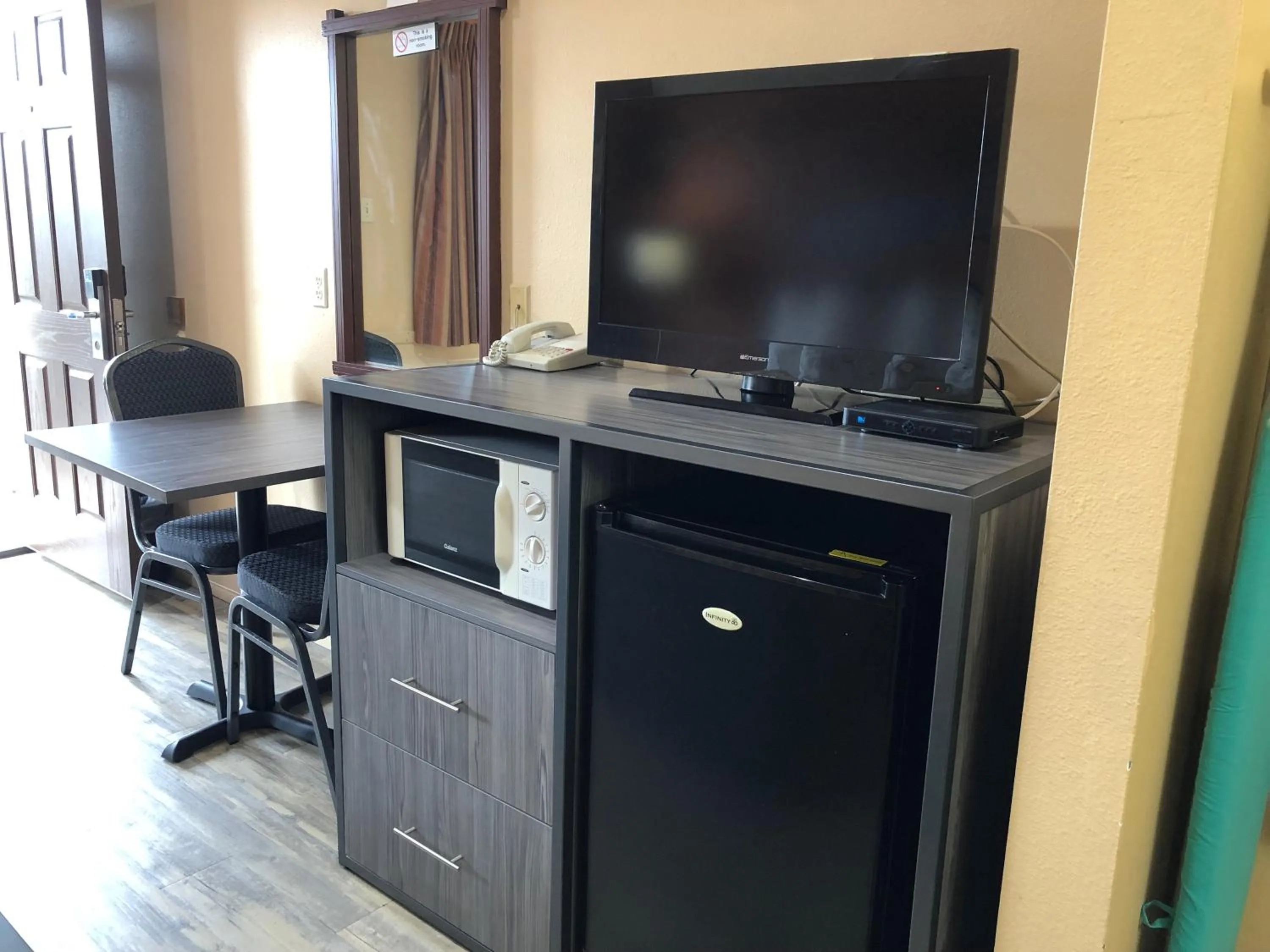 TV and multimedia in Americas Best Value Inn - Legend's Inn