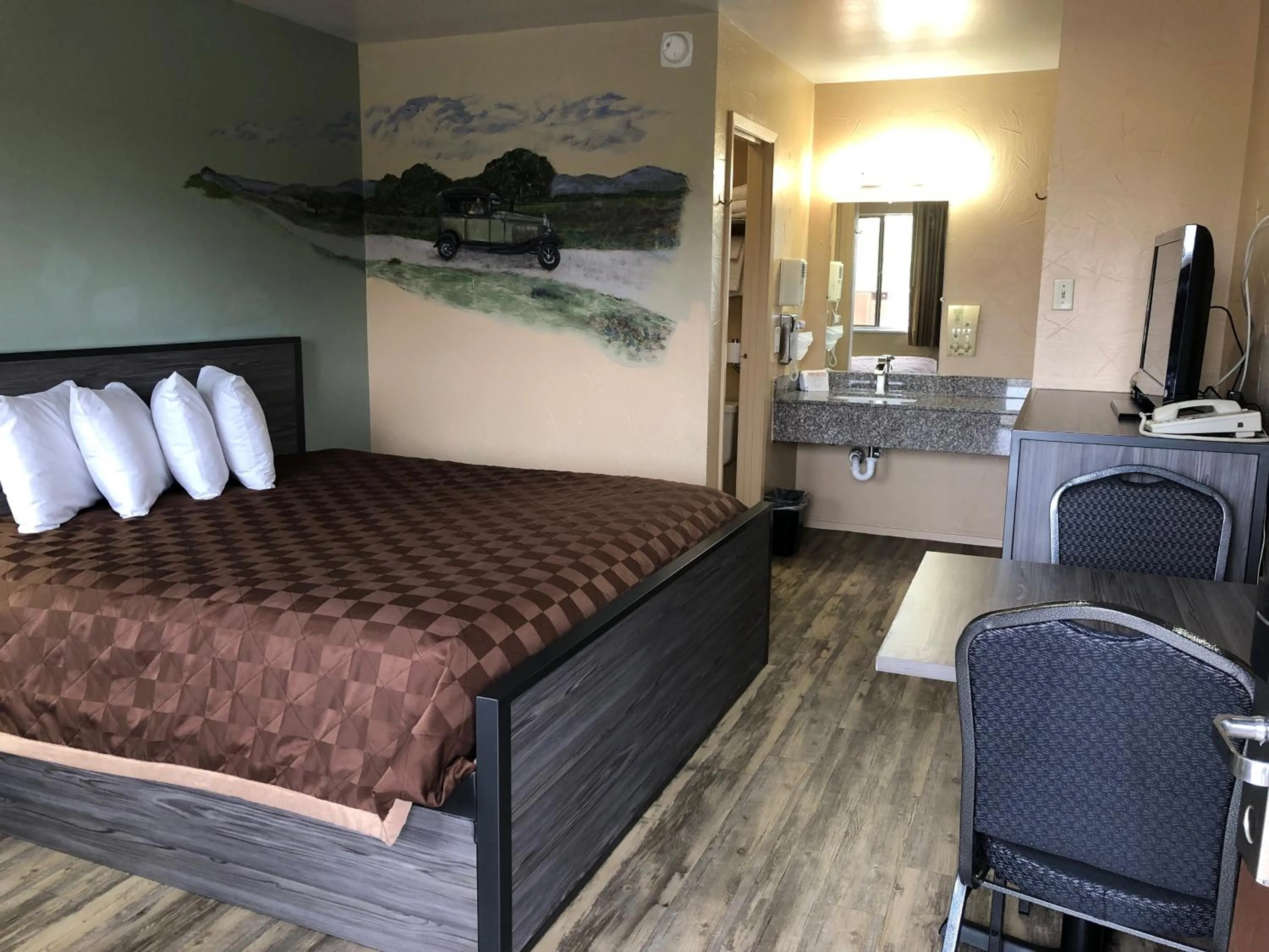 Photo of the whole room, Bed in Americas Best Value Inn - Legend's Inn