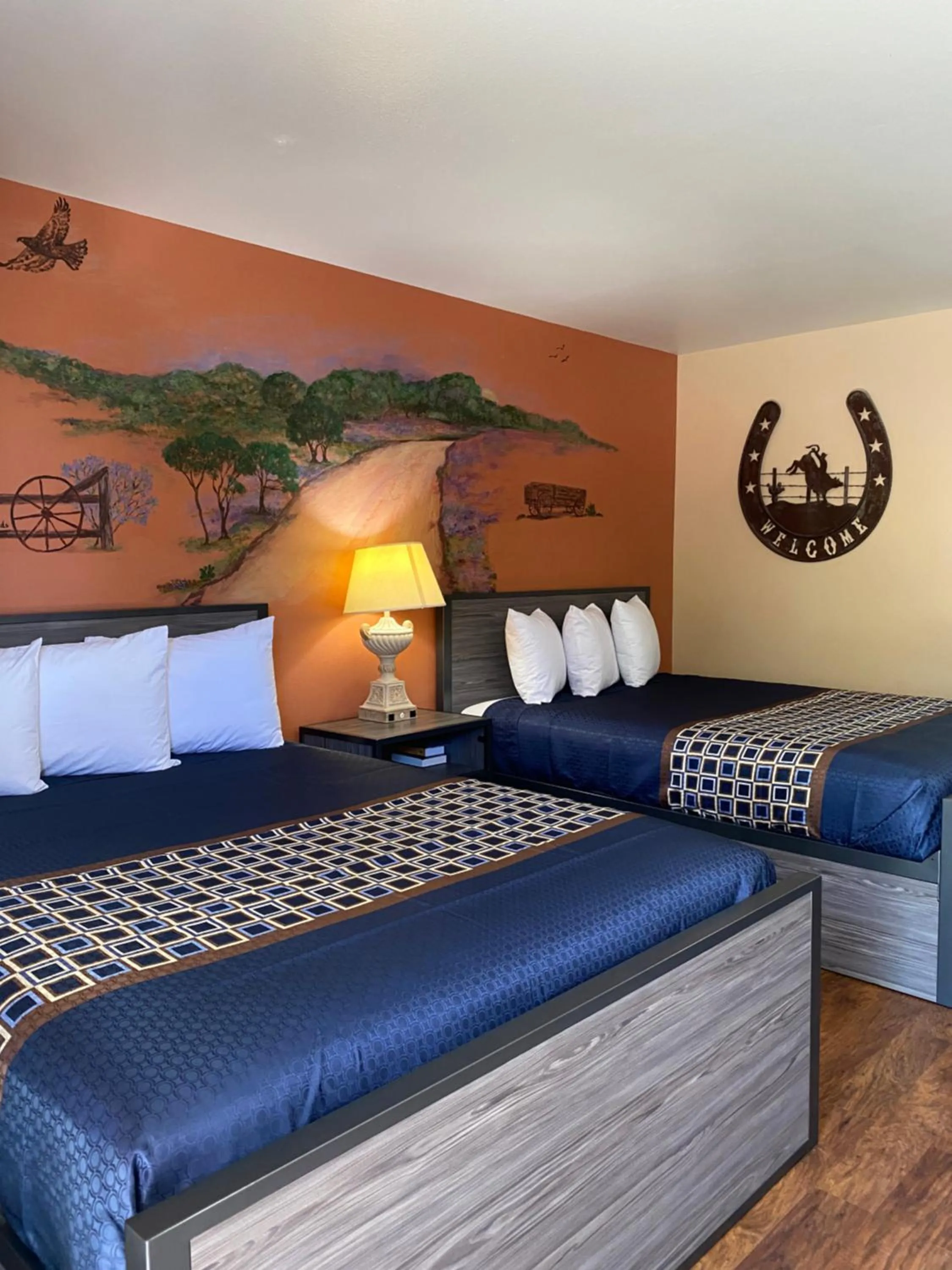 Bedroom, Bed in Americas Best Value Inn - Legend's Inn