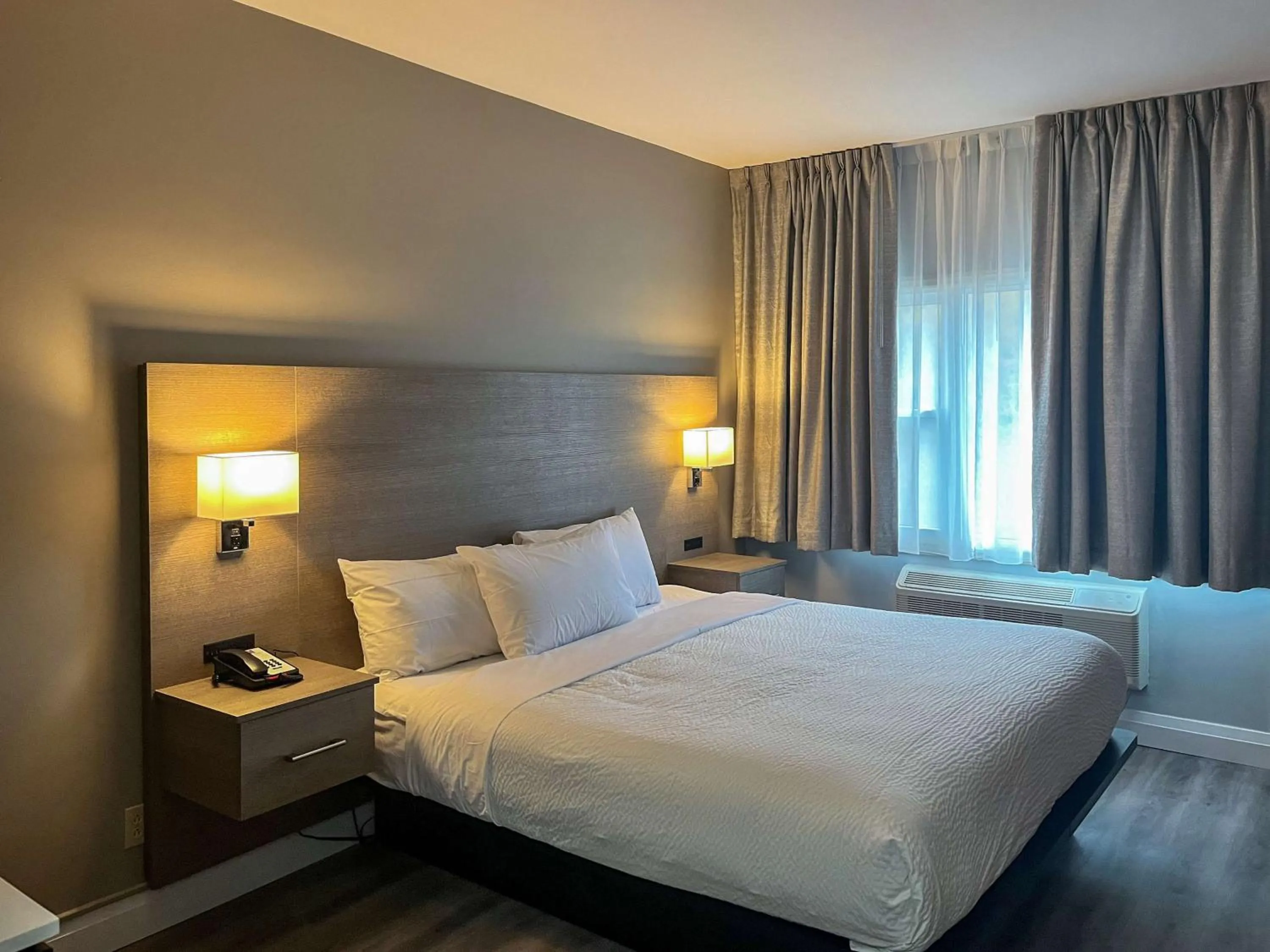 Bedroom, Bed in Motel 6 Sault Ste. Marie, ON