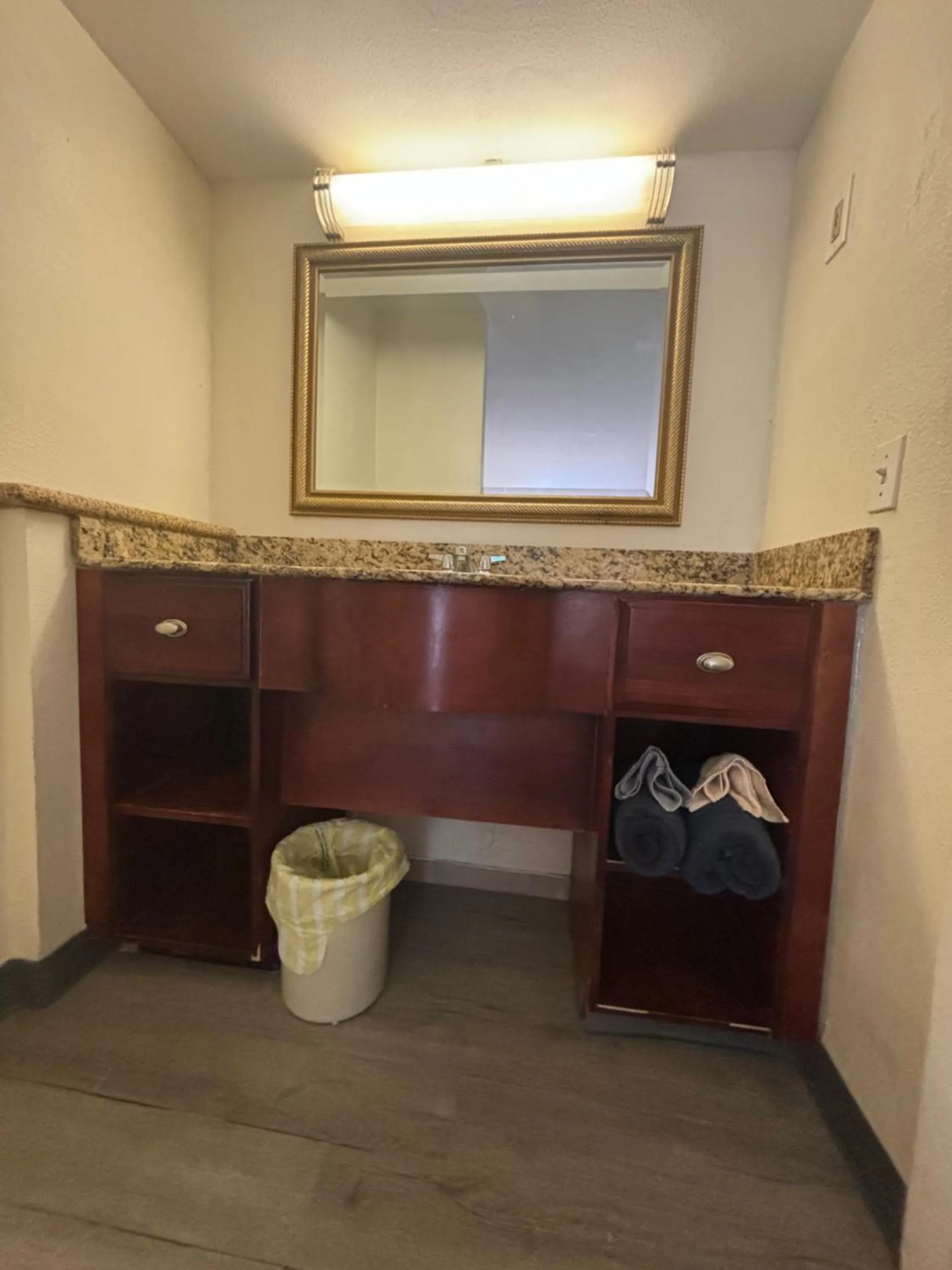 wardrobe in Jasmine Garden Inn - Lake City