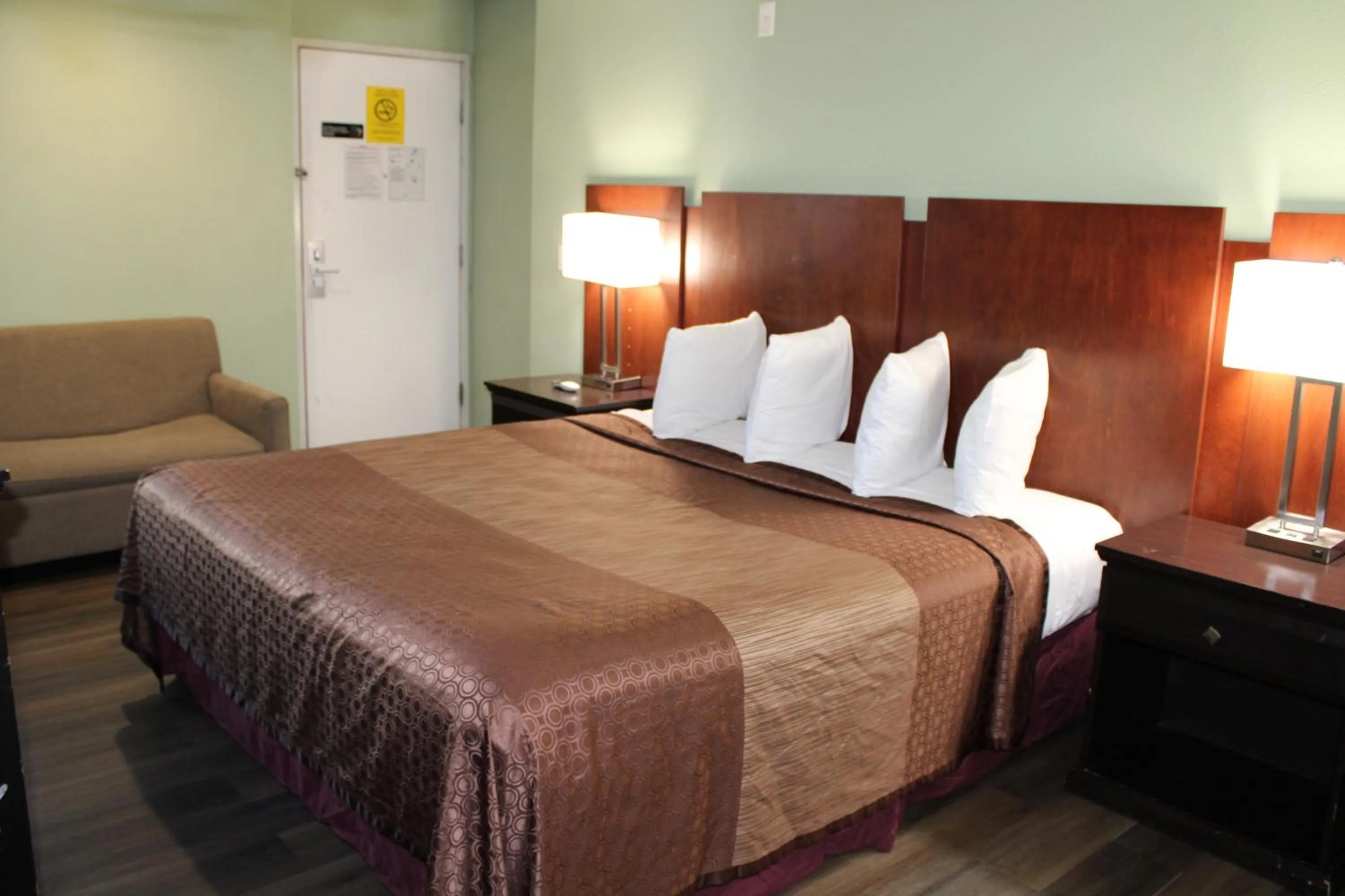 Bed in Rancho California Inn Temecula