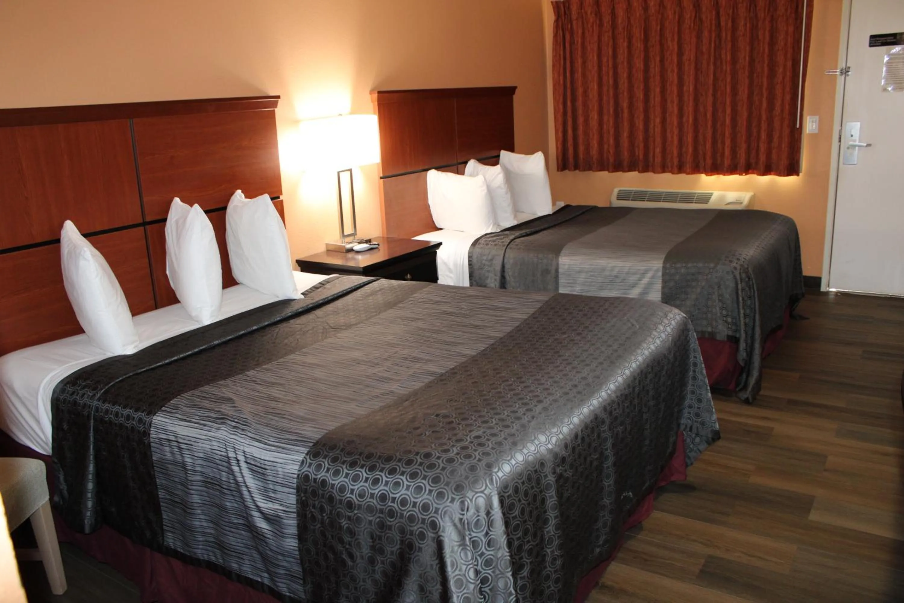 Bed in Rancho California Inn Temecula