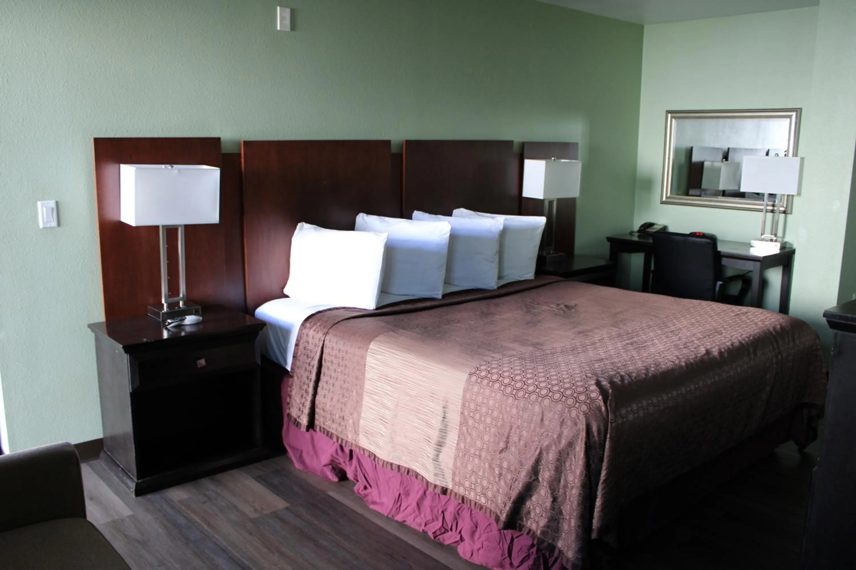 Bed in Rancho California Inn Temecula