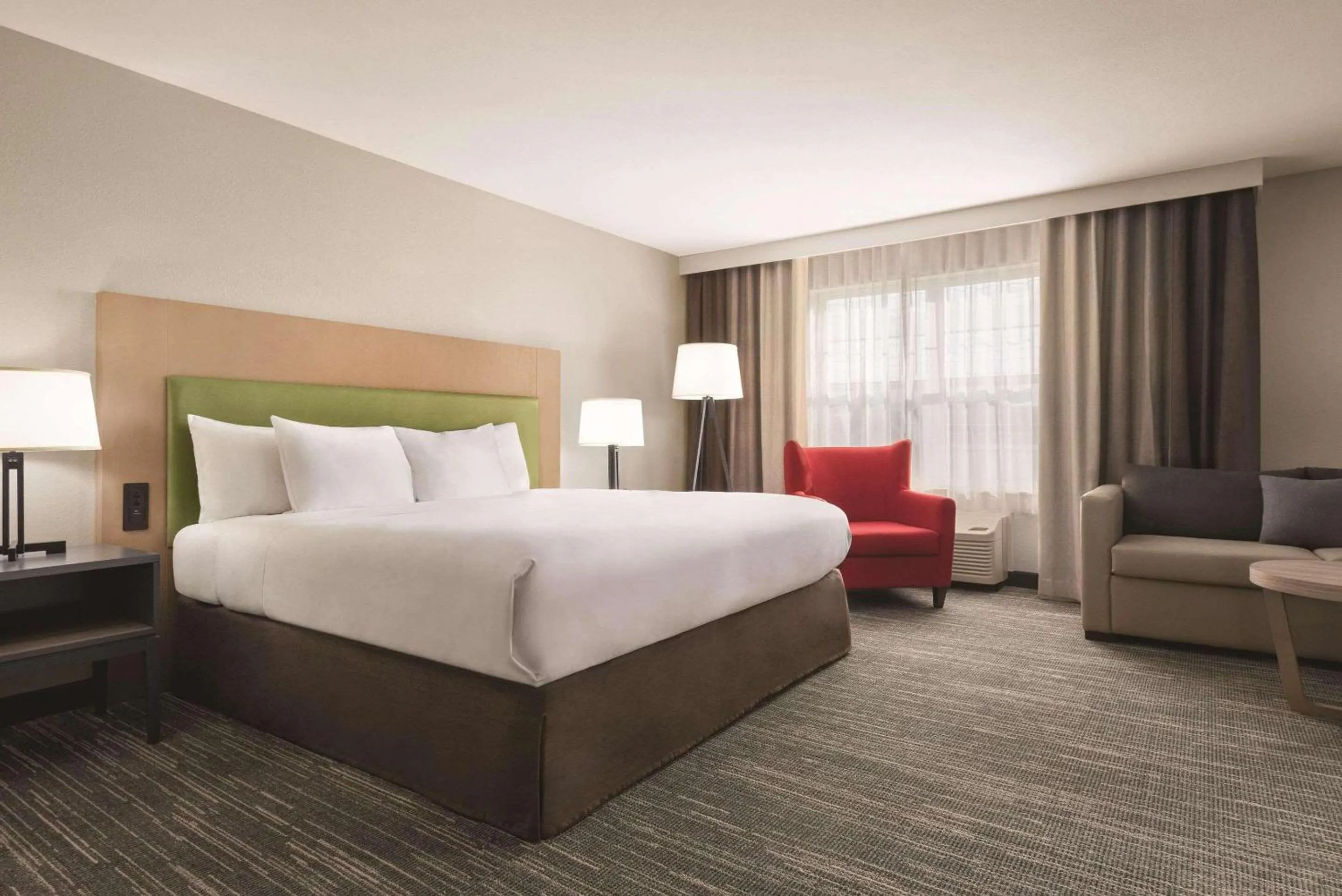 Bedroom, Bed in Country Inn & Suites by Radisson, Dubuque, IA