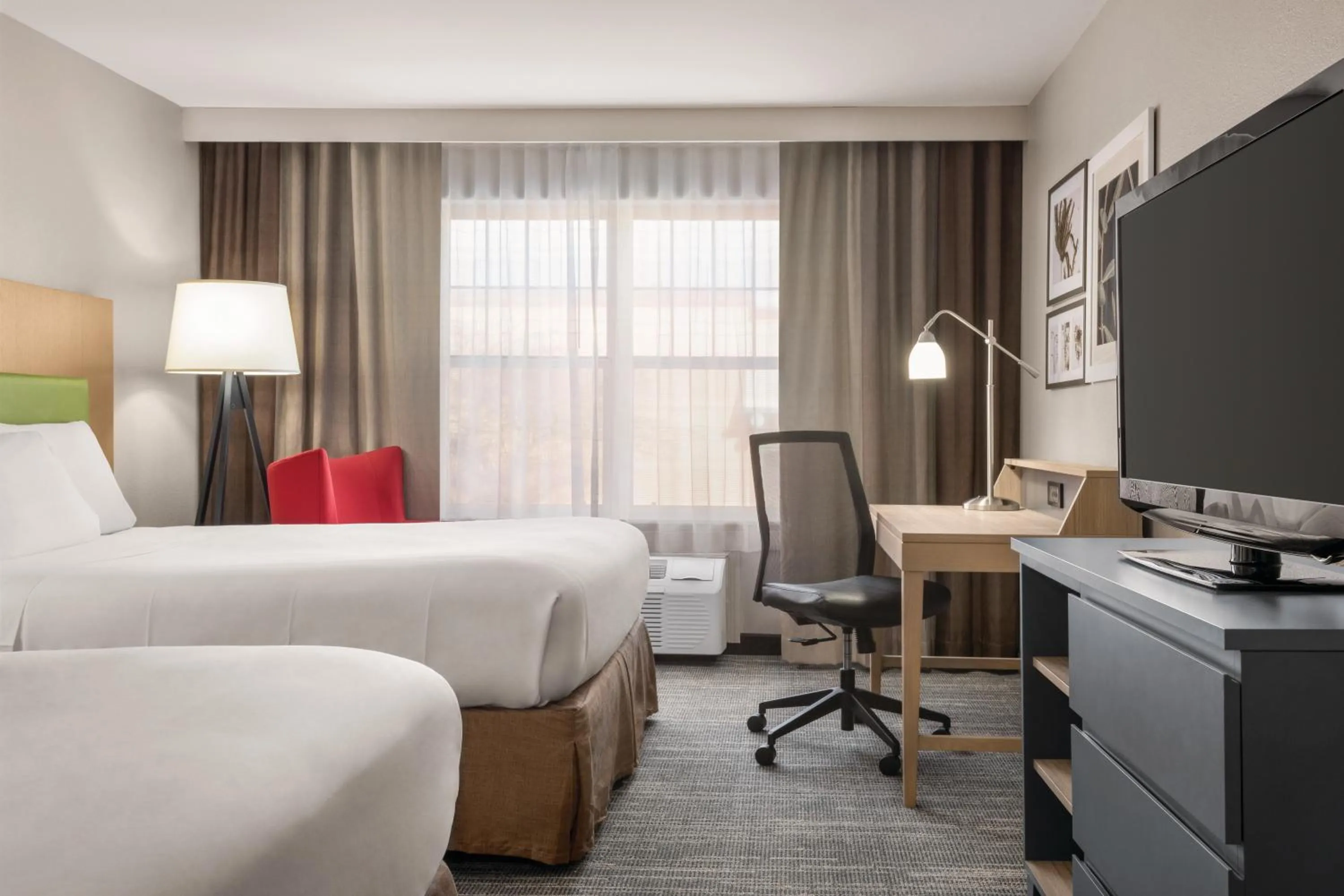 Photo of the whole room, Bed in Country Inn & Suites by Radisson, Dubuque, IA