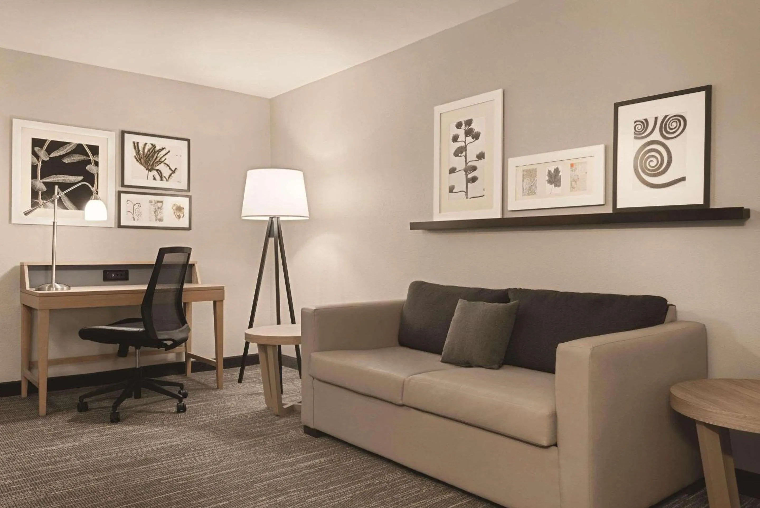 Bedroom in Country Inn & Suites by Radisson, Dubuque, IA