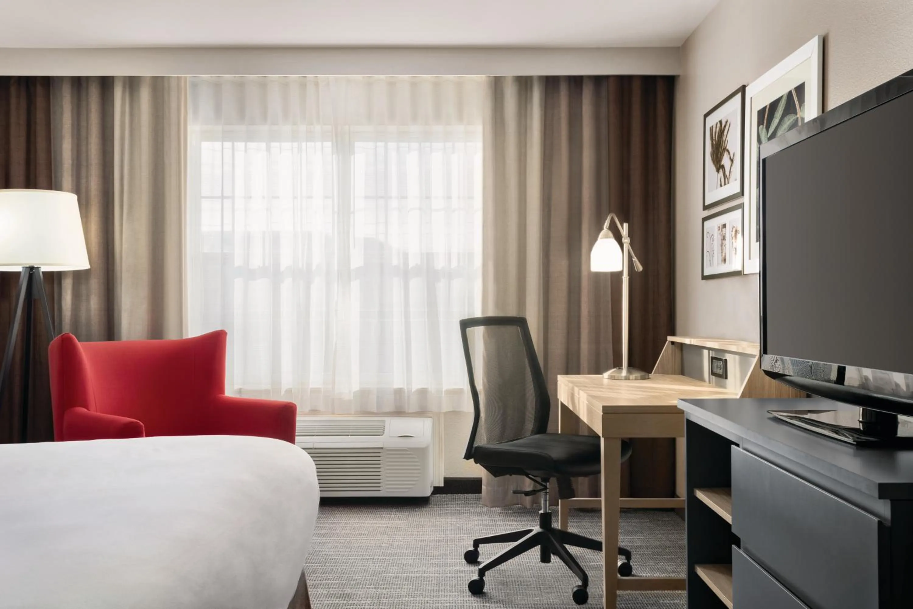 Seating area, Bed in Country Inn & Suites by Radisson, Dubuque, IA