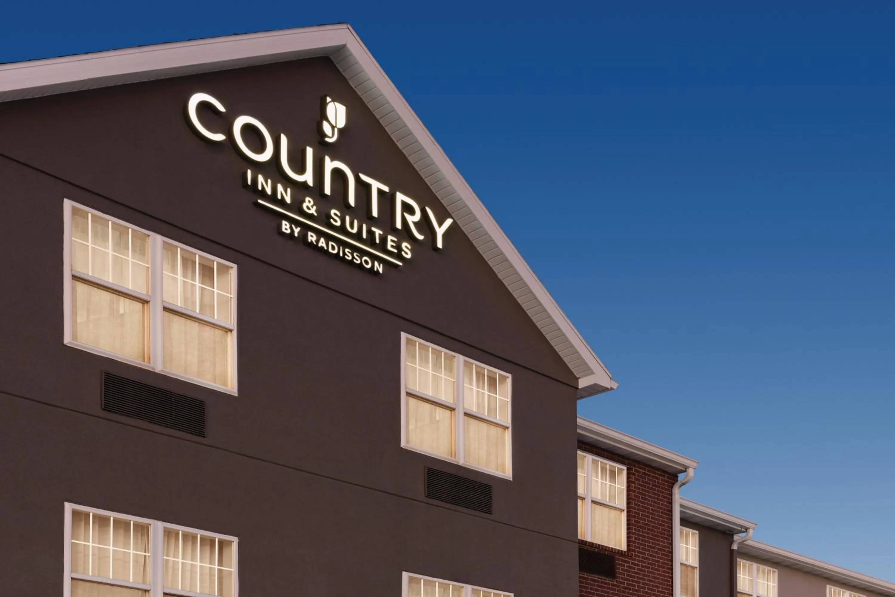 Property building in Country Inn & Suites by Radisson, Dubuque, IA