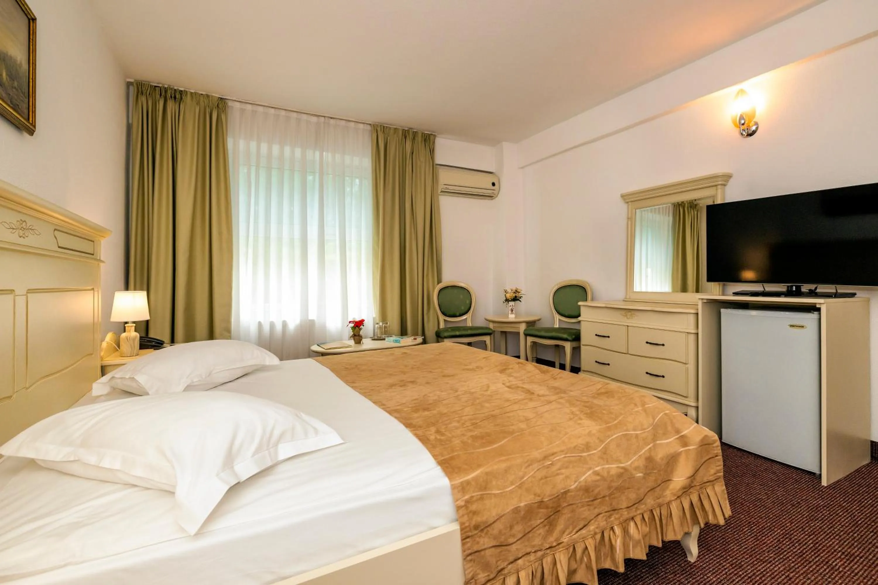 Photo of the whole room, Bed in Hotel Cornul Vanatorului