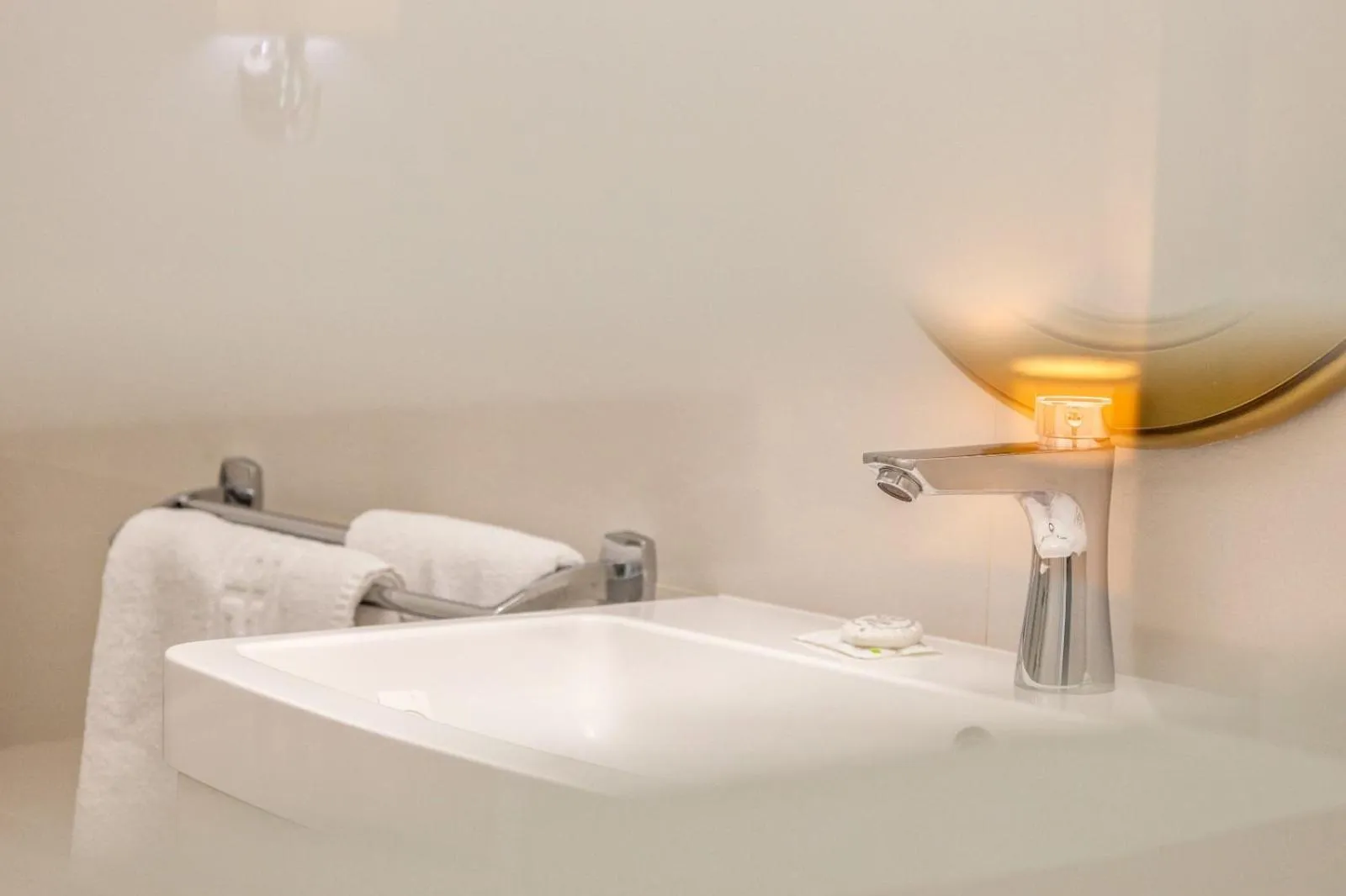 towels, Bed in Hotel Cornul Vanatorului