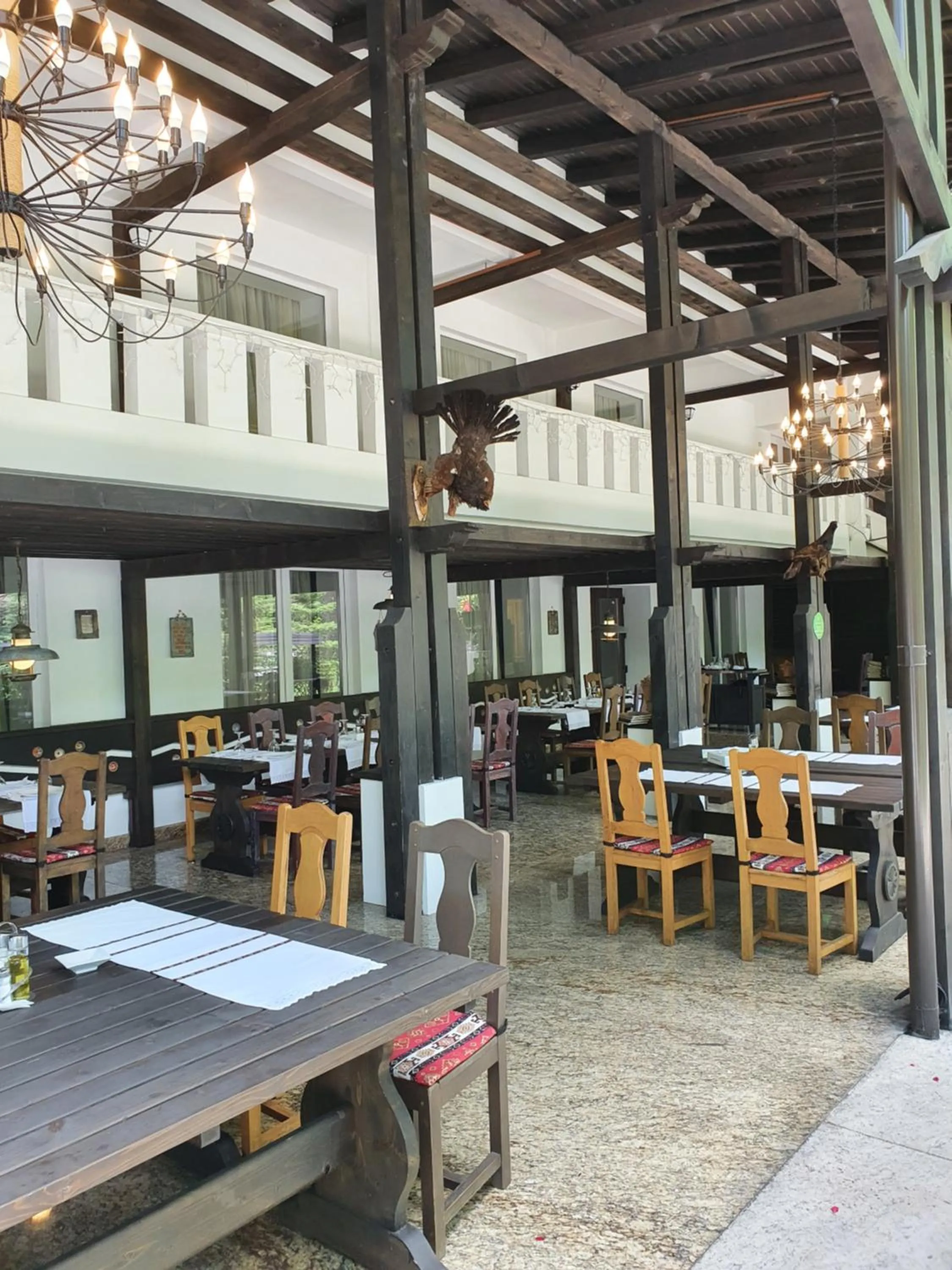 Restaurant/places to eat in Hotel Cornul Vanatorului