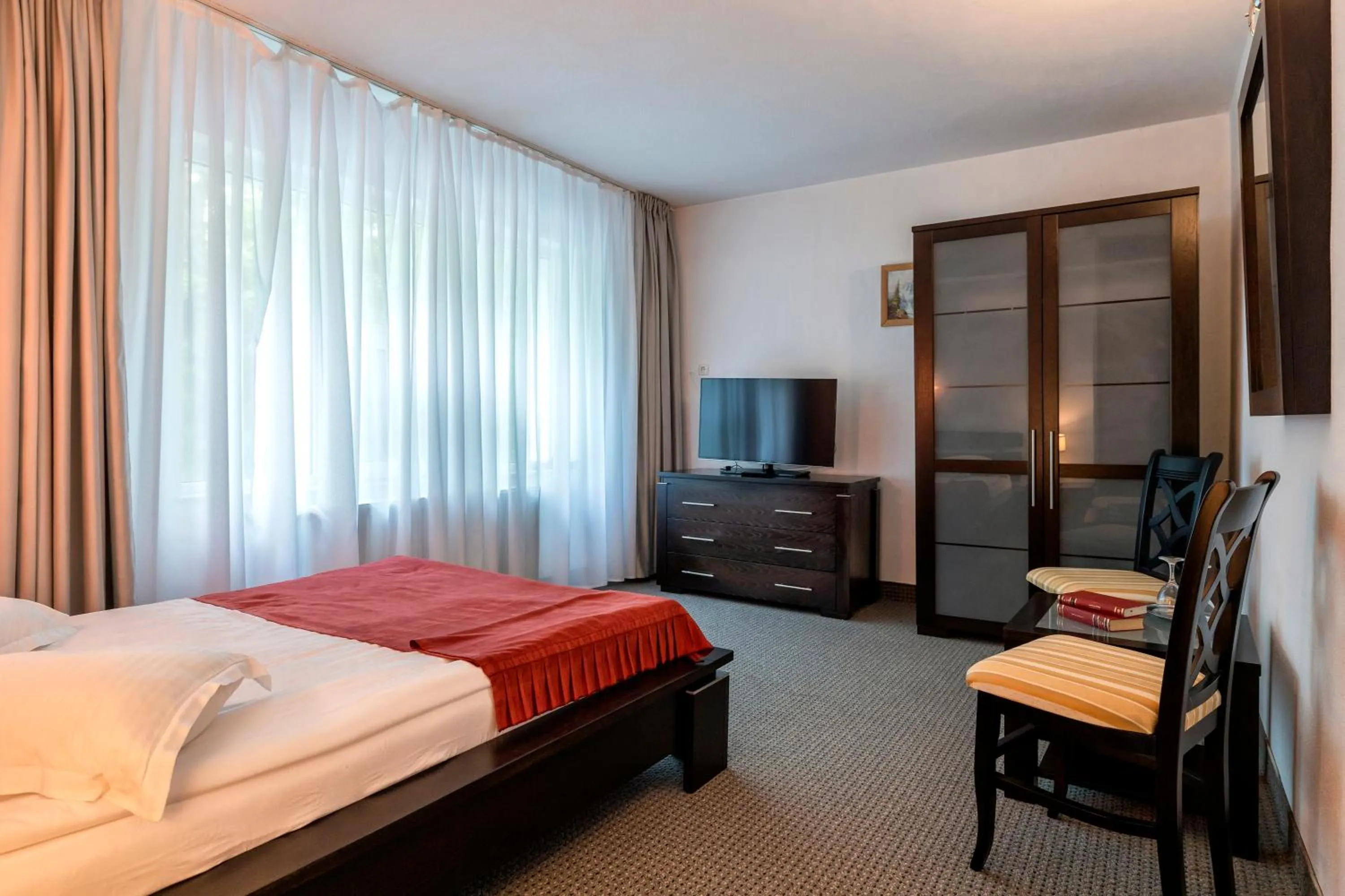 Photo of the whole room, Bed in Hotel Cornul Vanatorului
