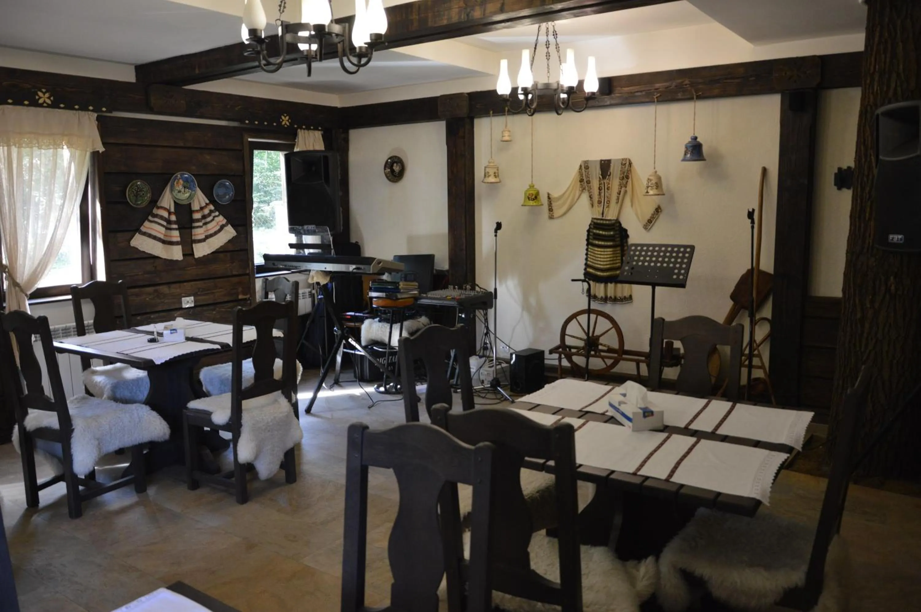 Restaurant/places to eat in Hotel Cornul Vanatorului