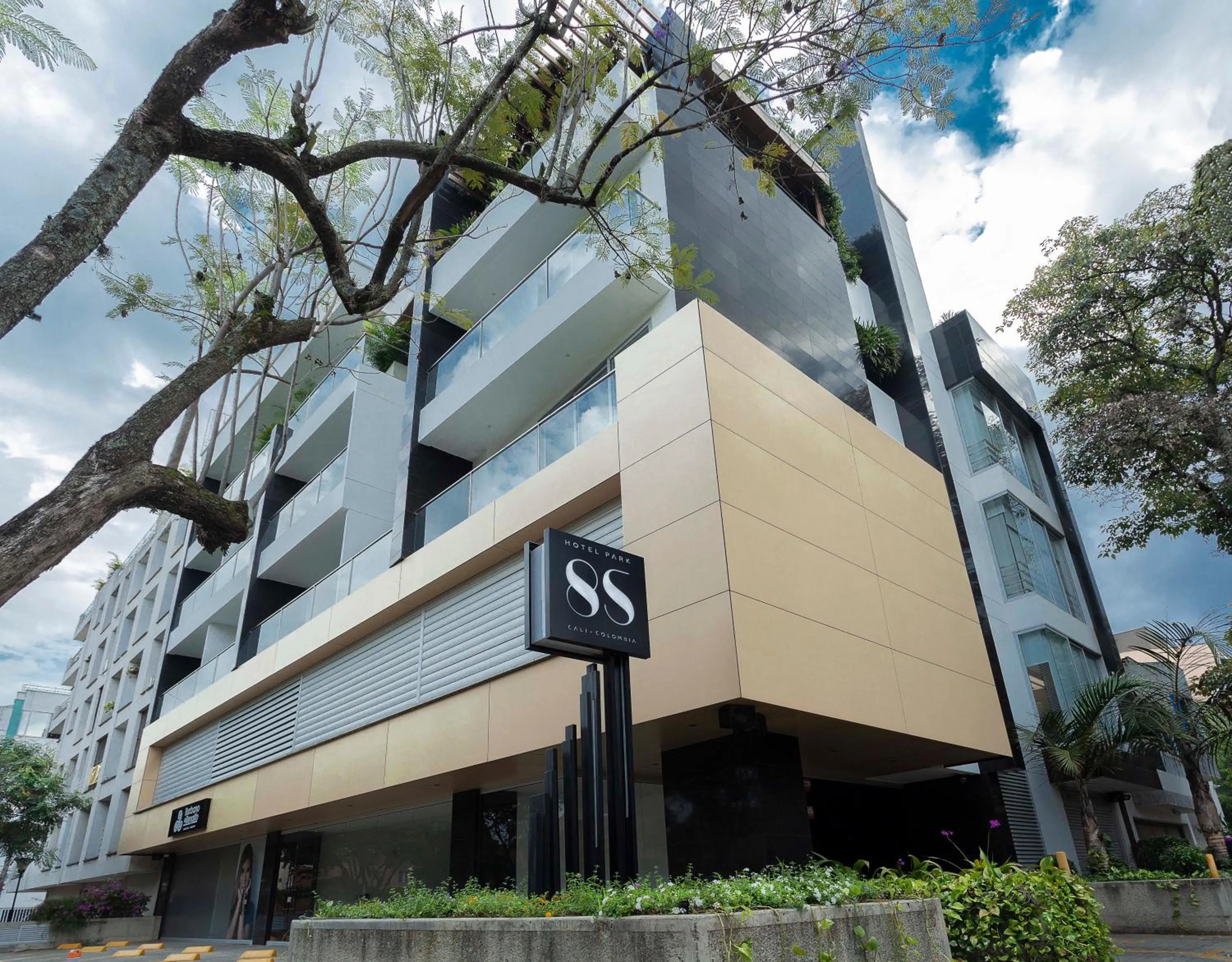 Property building in Hotel Park 85