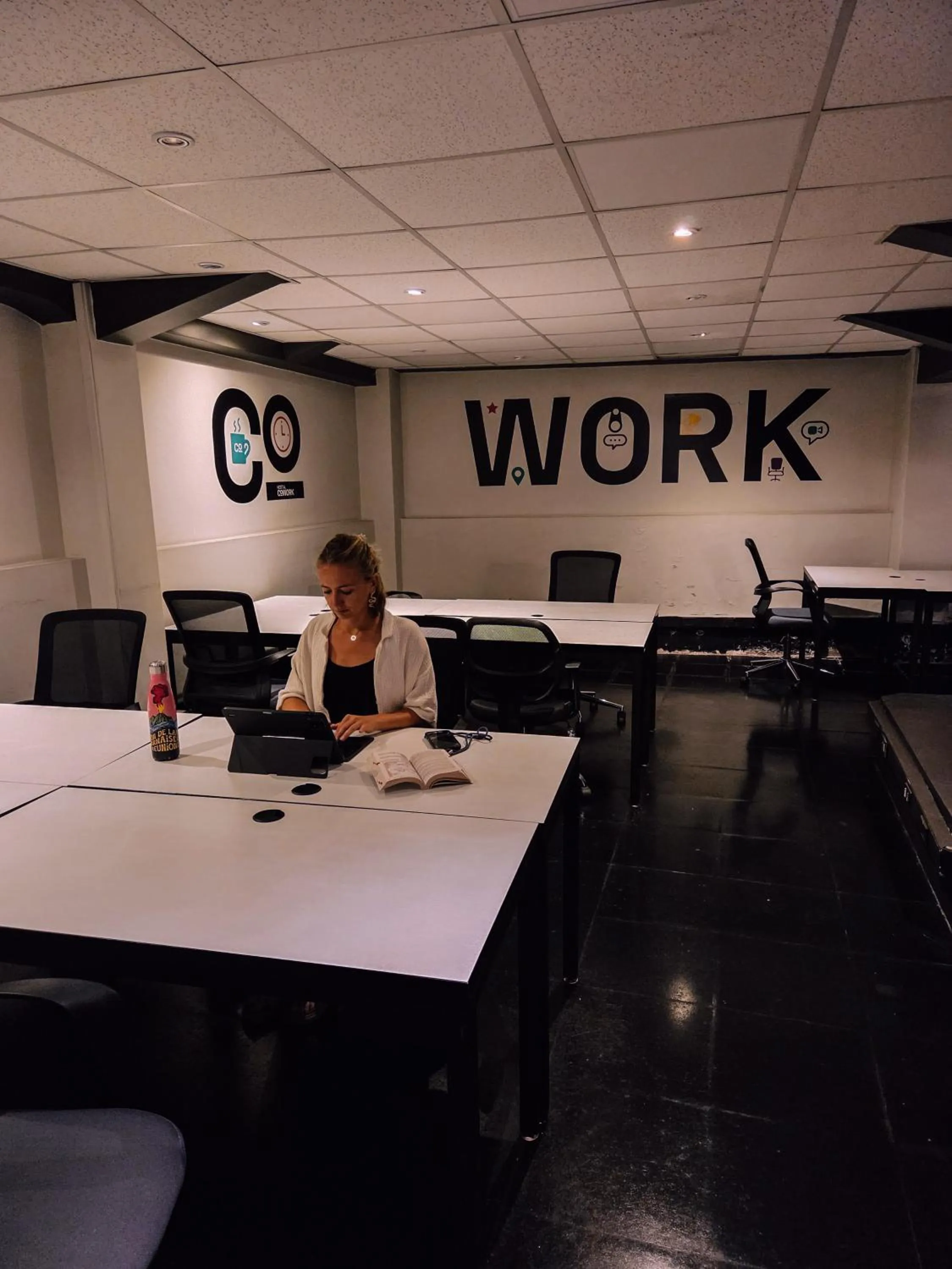 Seating area in Hostel Boutique Merced 88