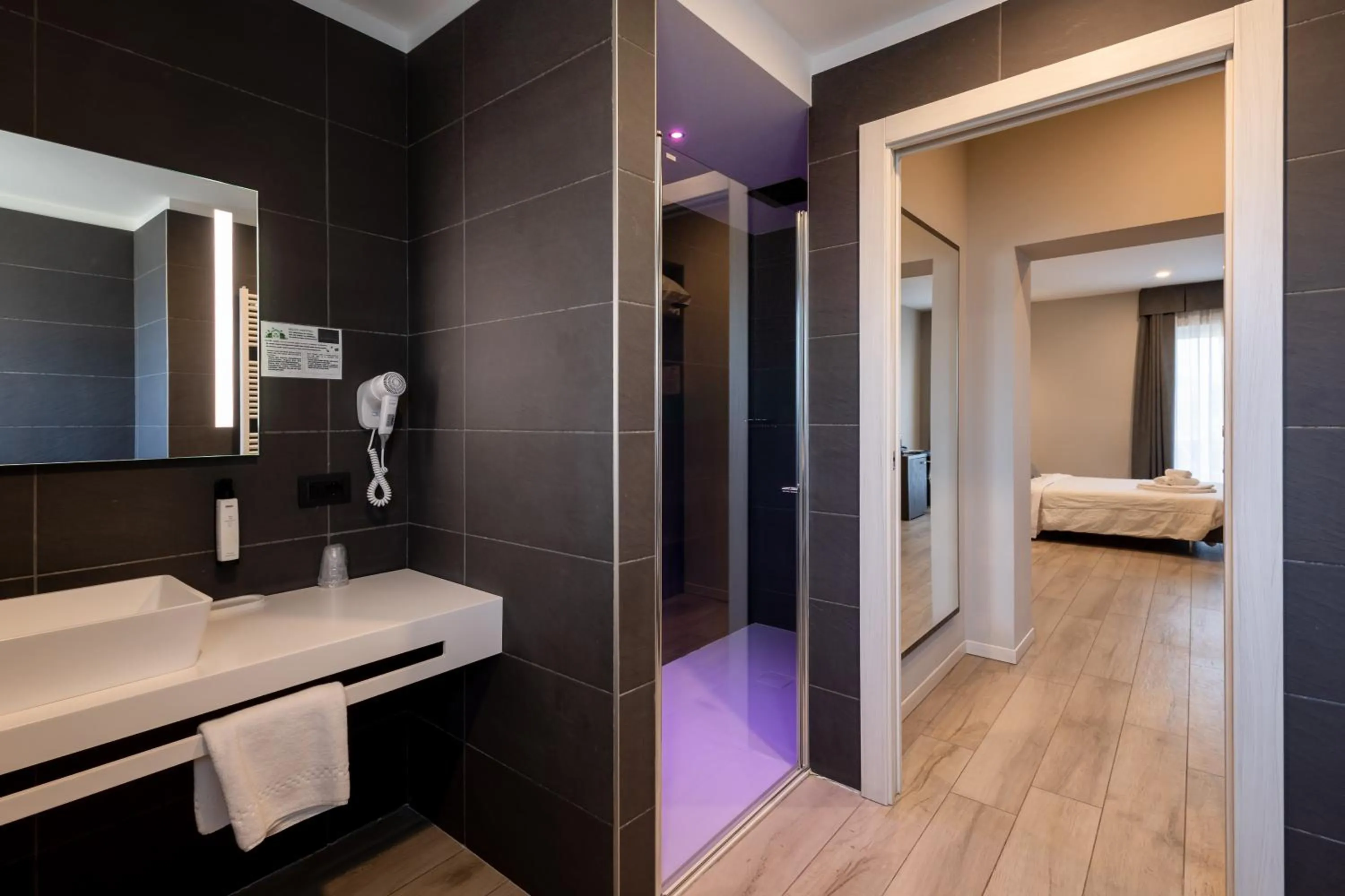 Bathroom, Bed in Aurora ApartHotel