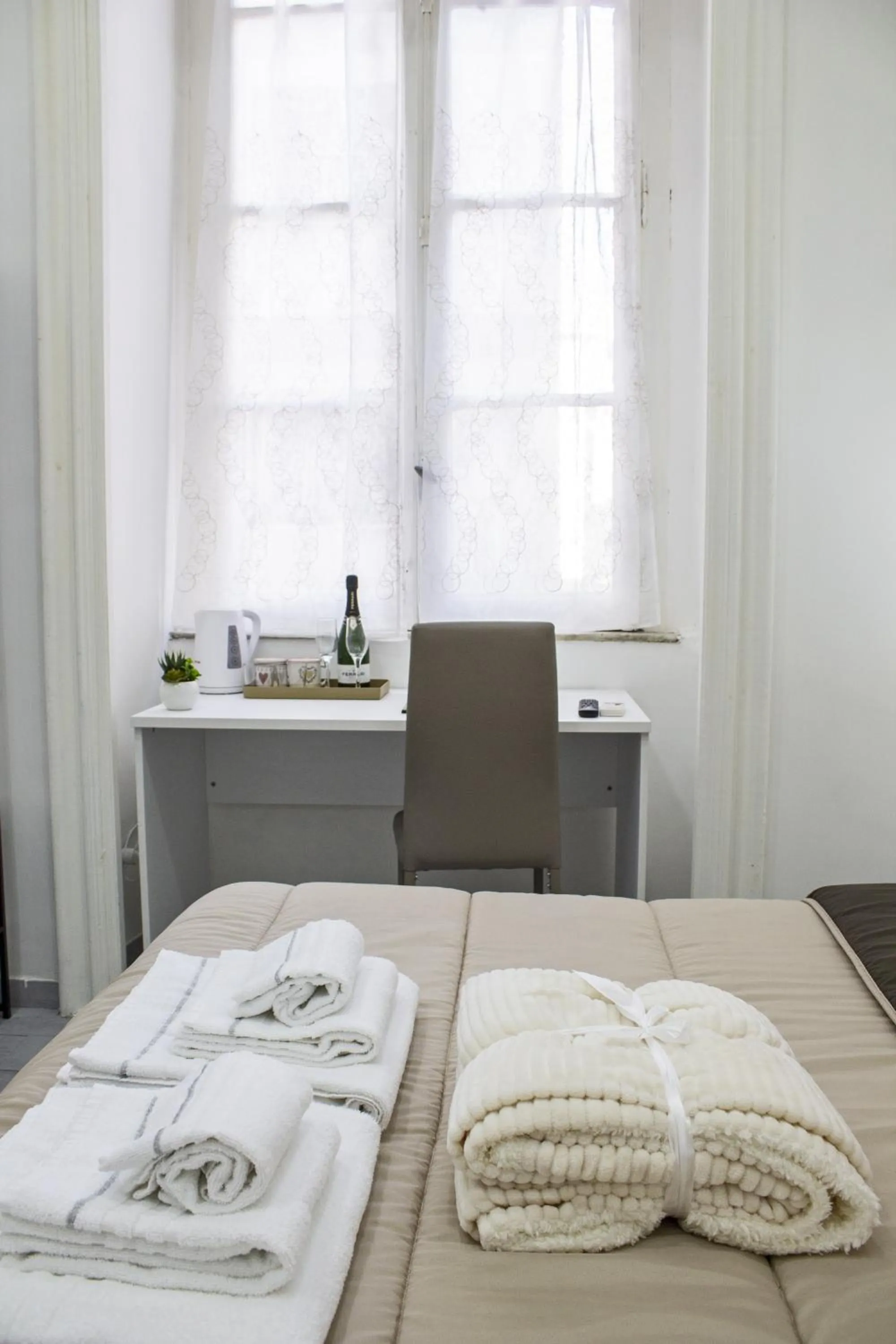 Photo of the whole room, Bed in Amare Napoli