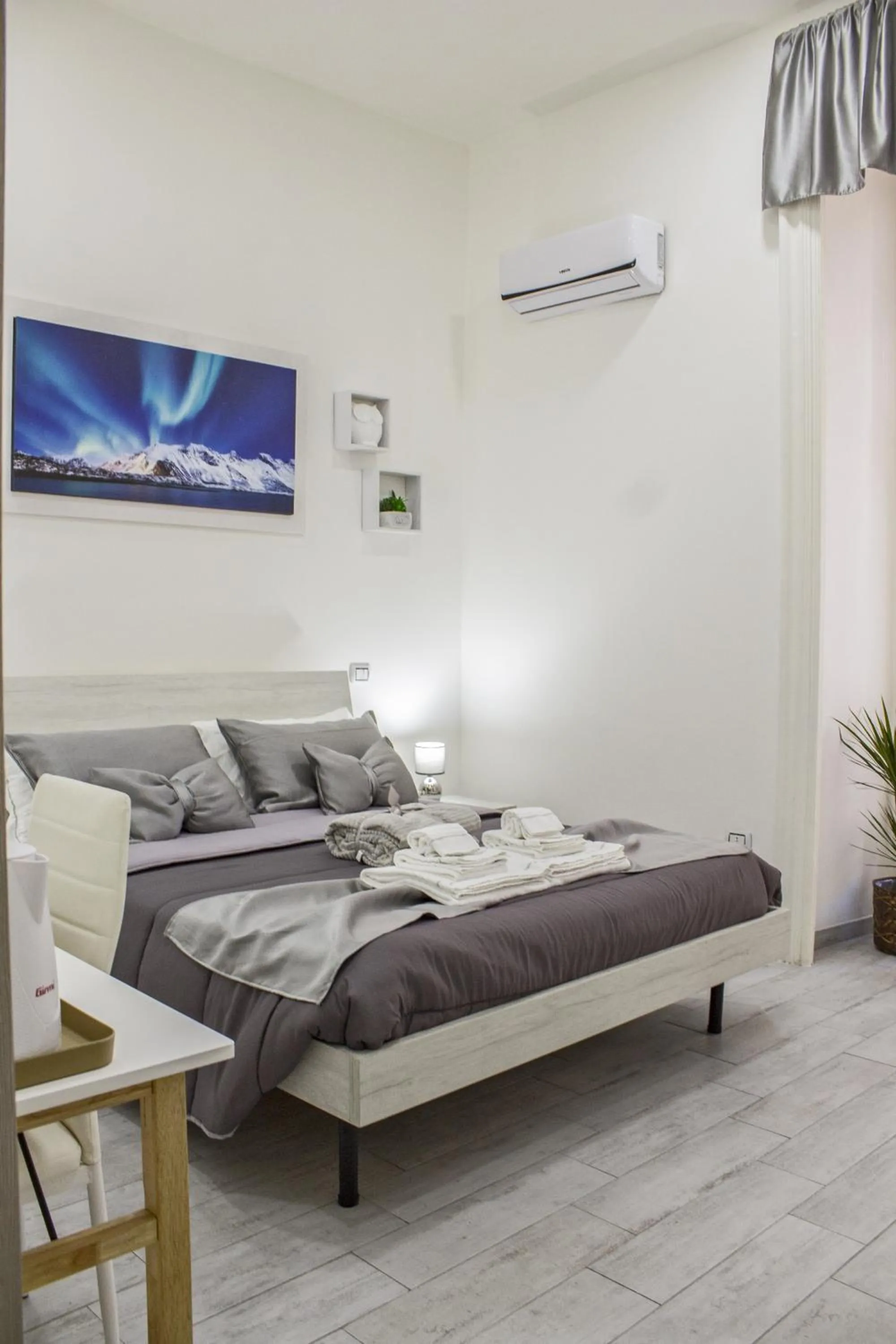 Photo of the whole room, Bed in Amare Napoli