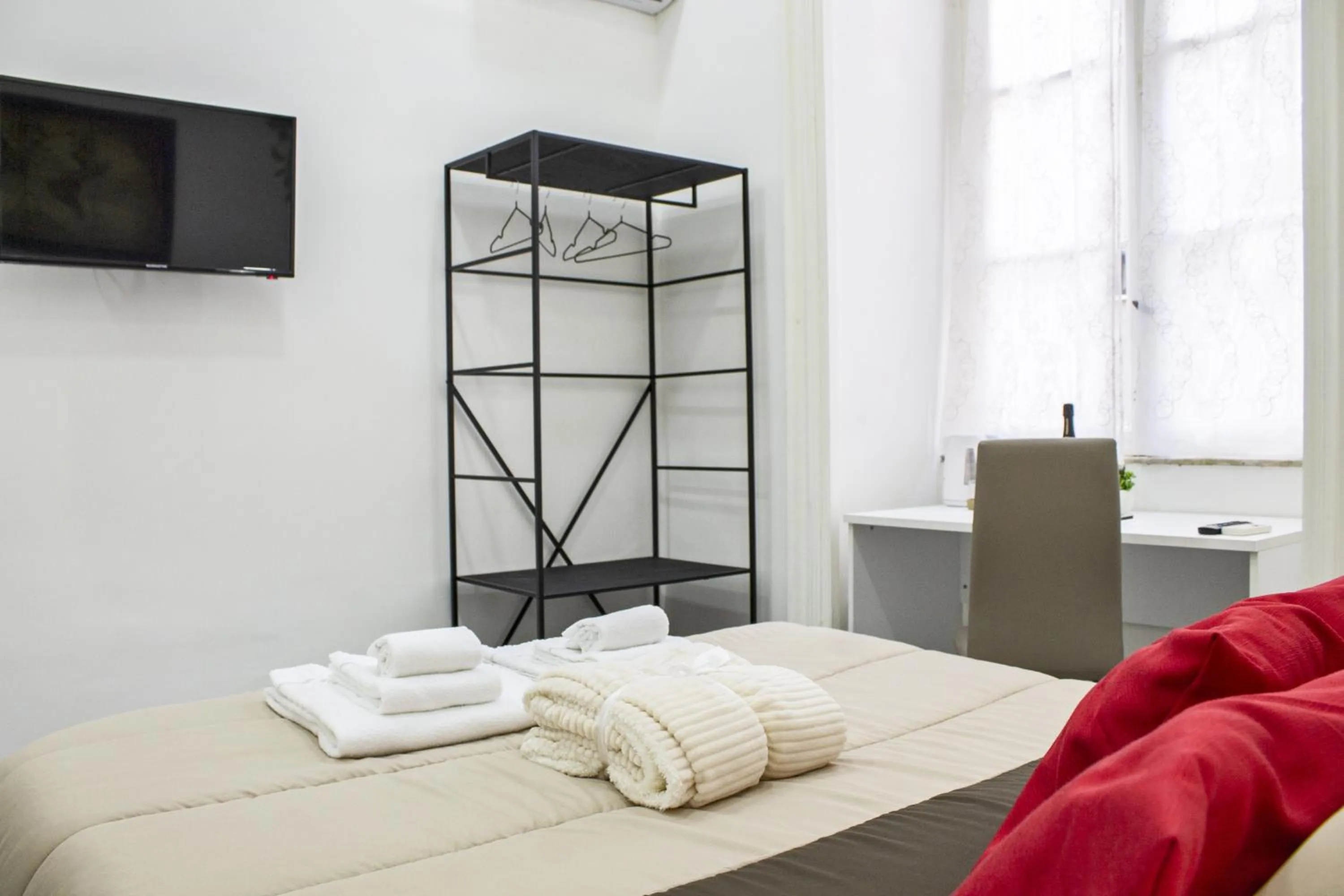 Photo of the whole room, Bed in Amare Napoli