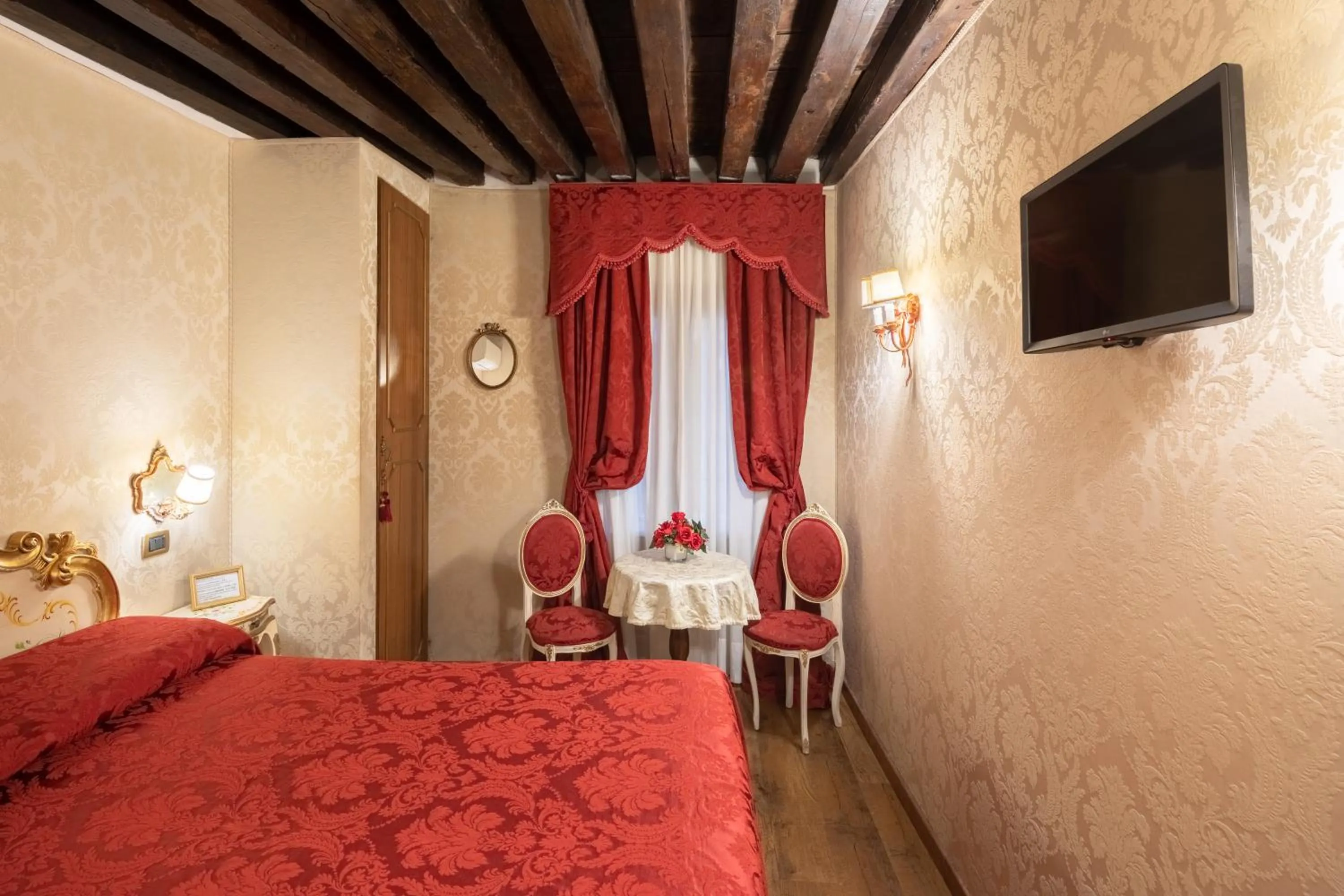 Photo of the whole room, Bed in Residenza La Loggia