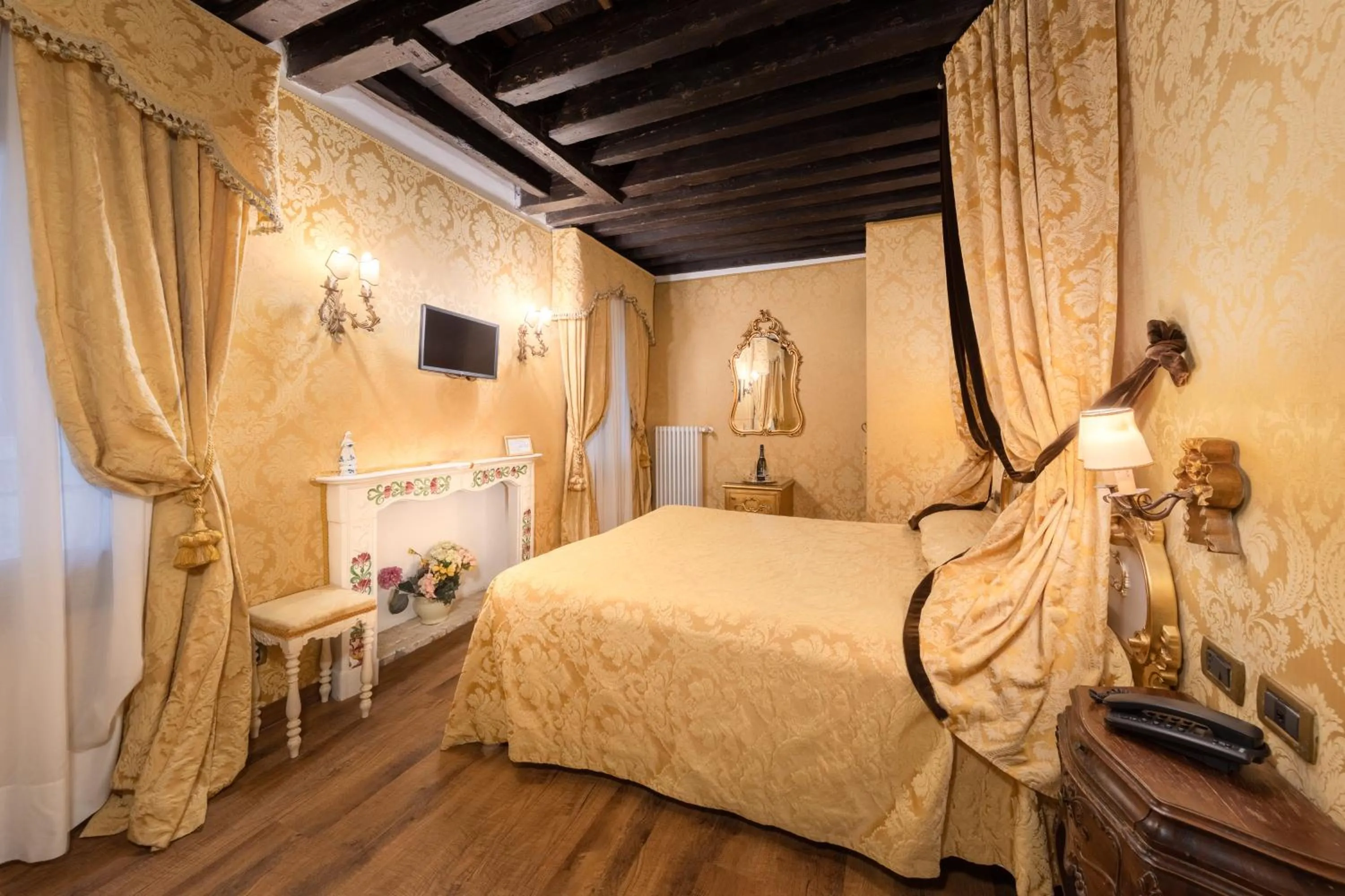 Photo of the whole room, Bed in Residenza La Loggia