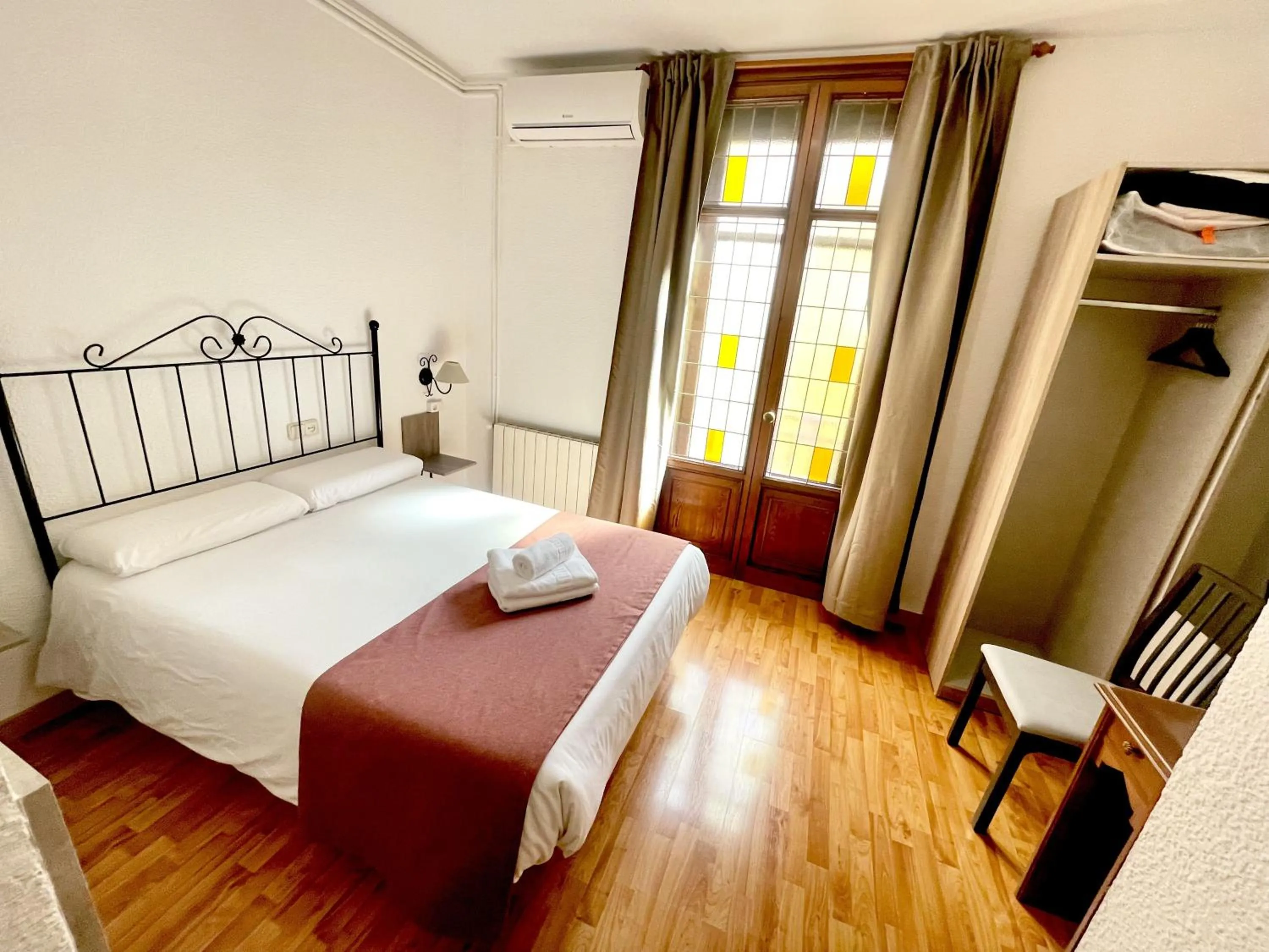 Bedroom, Bed in Arteaga Hostal & Baños Arabes Elvira