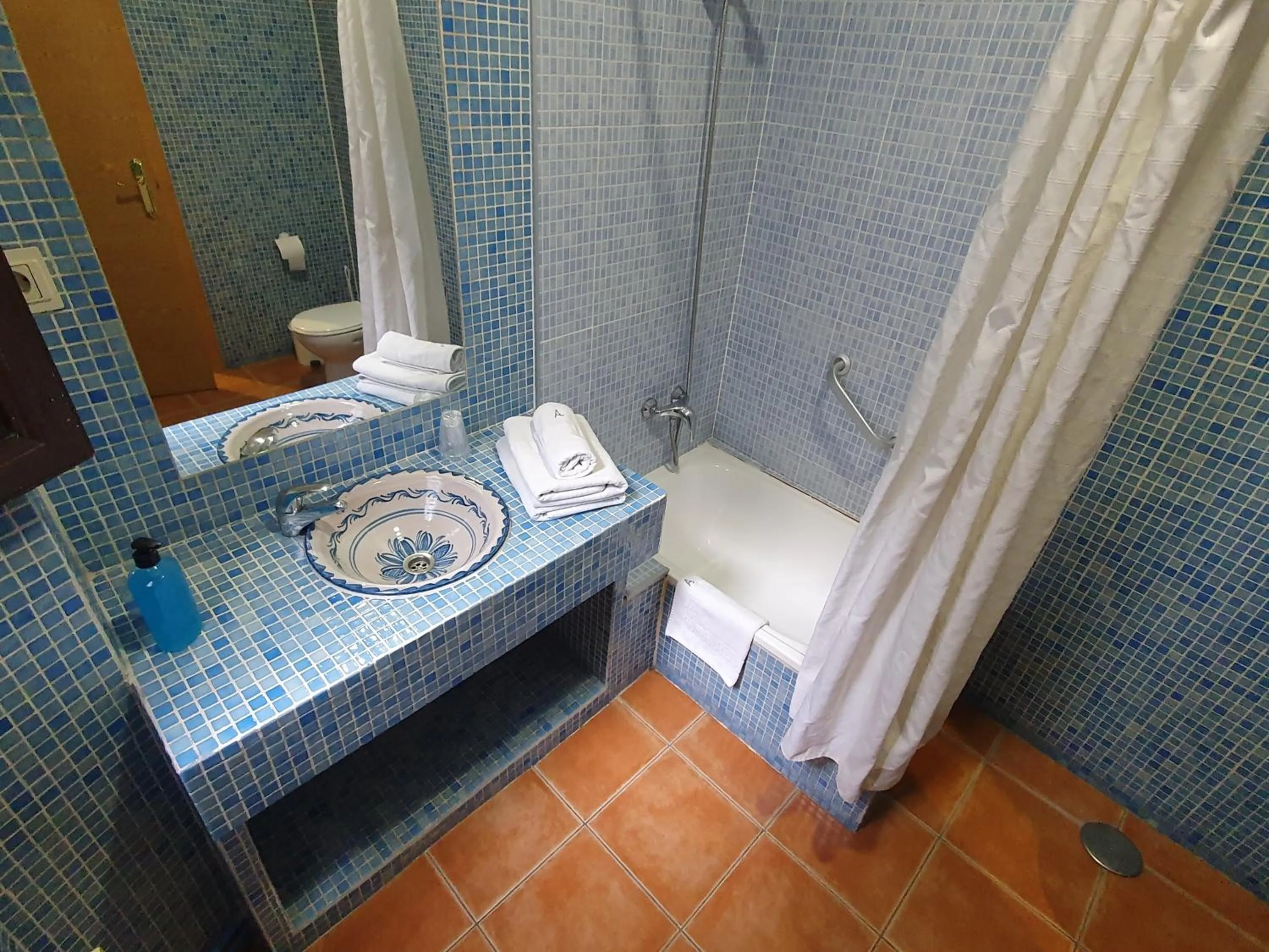 Shower, Bed in Arteaga Hostal & Baños Arabes Elvira