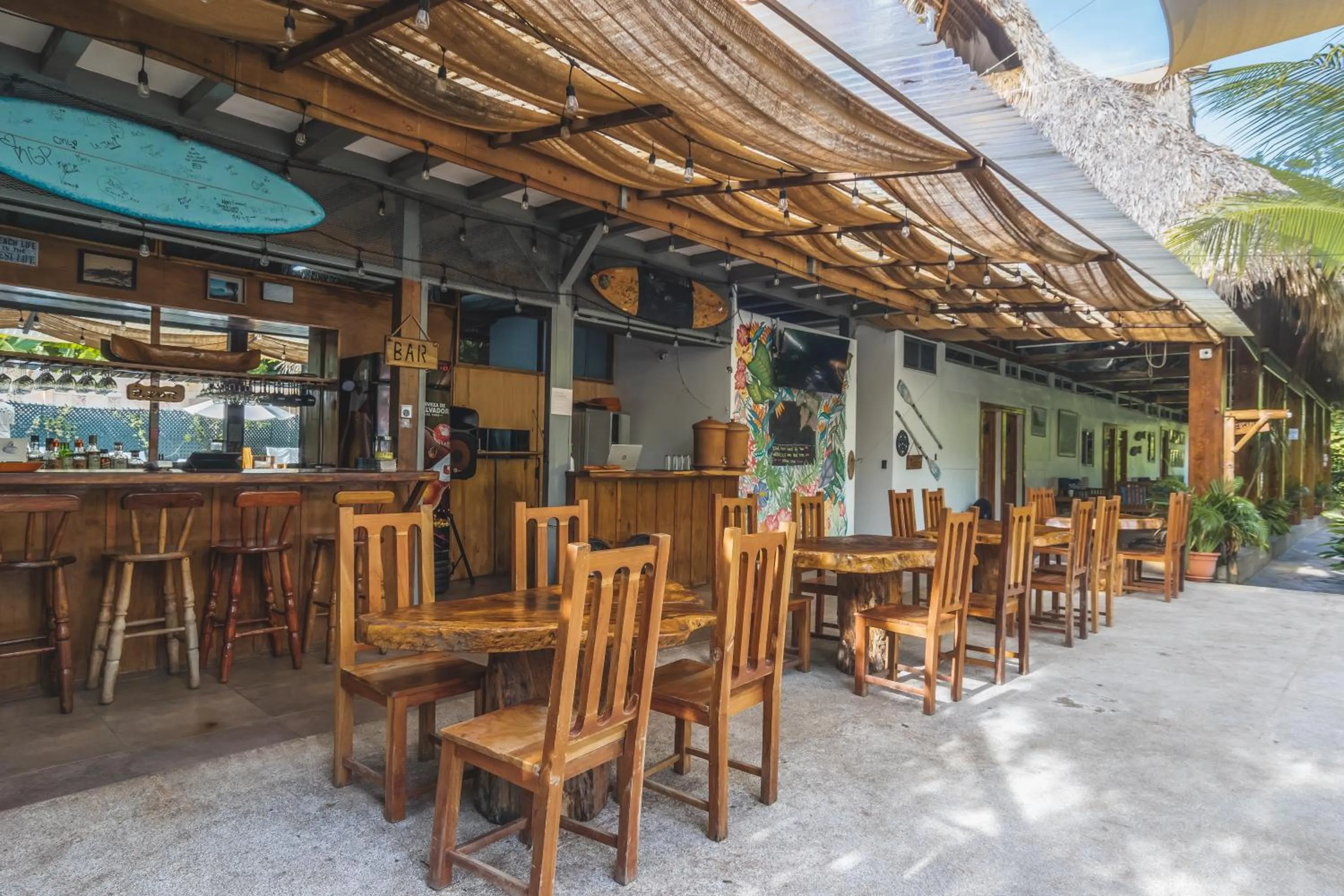 Restaurant/places to eat in Hotel Michanti