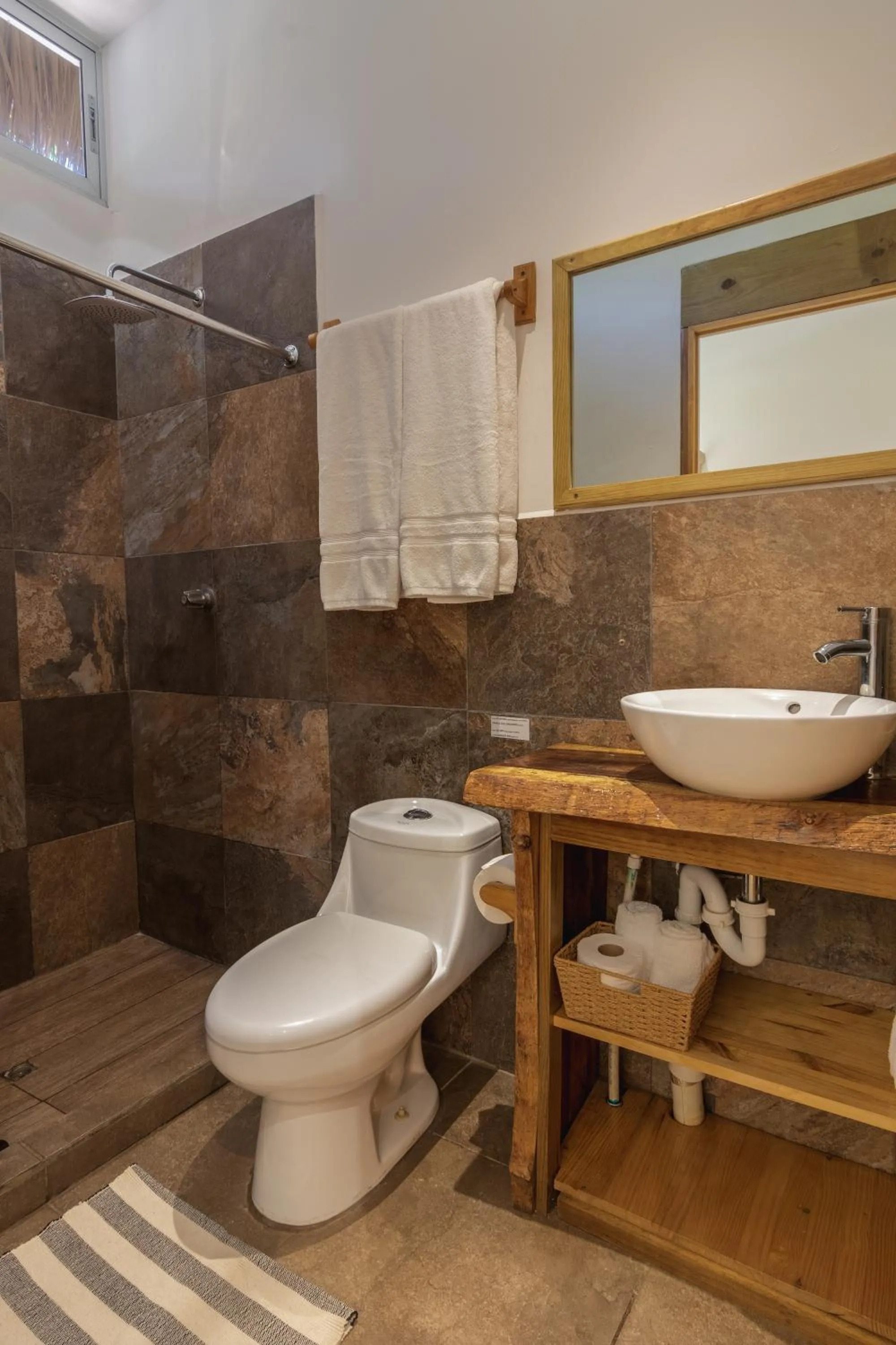 Shower in Hotel Michanti