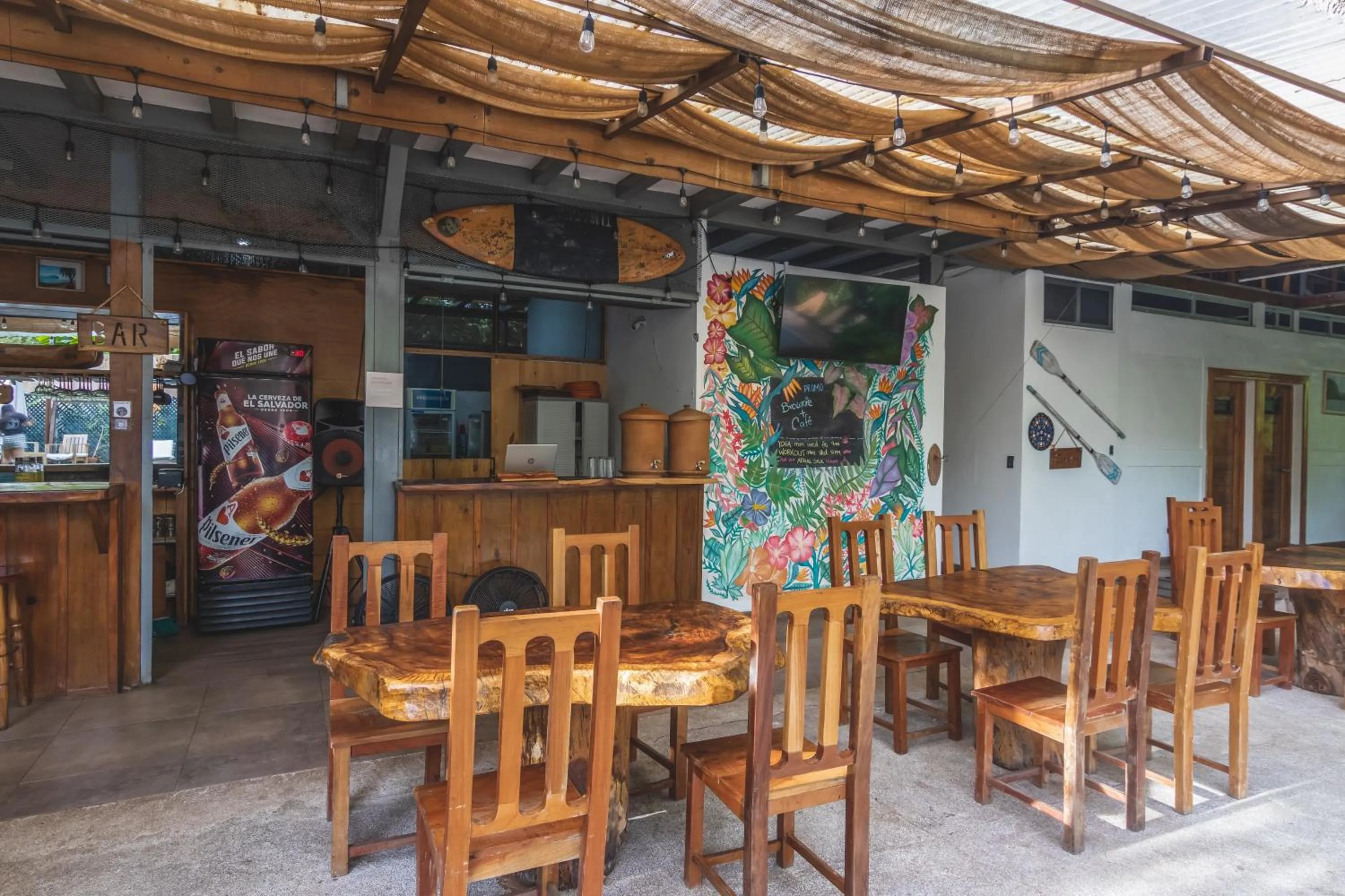 Restaurant/places to eat in Hotel Michanti