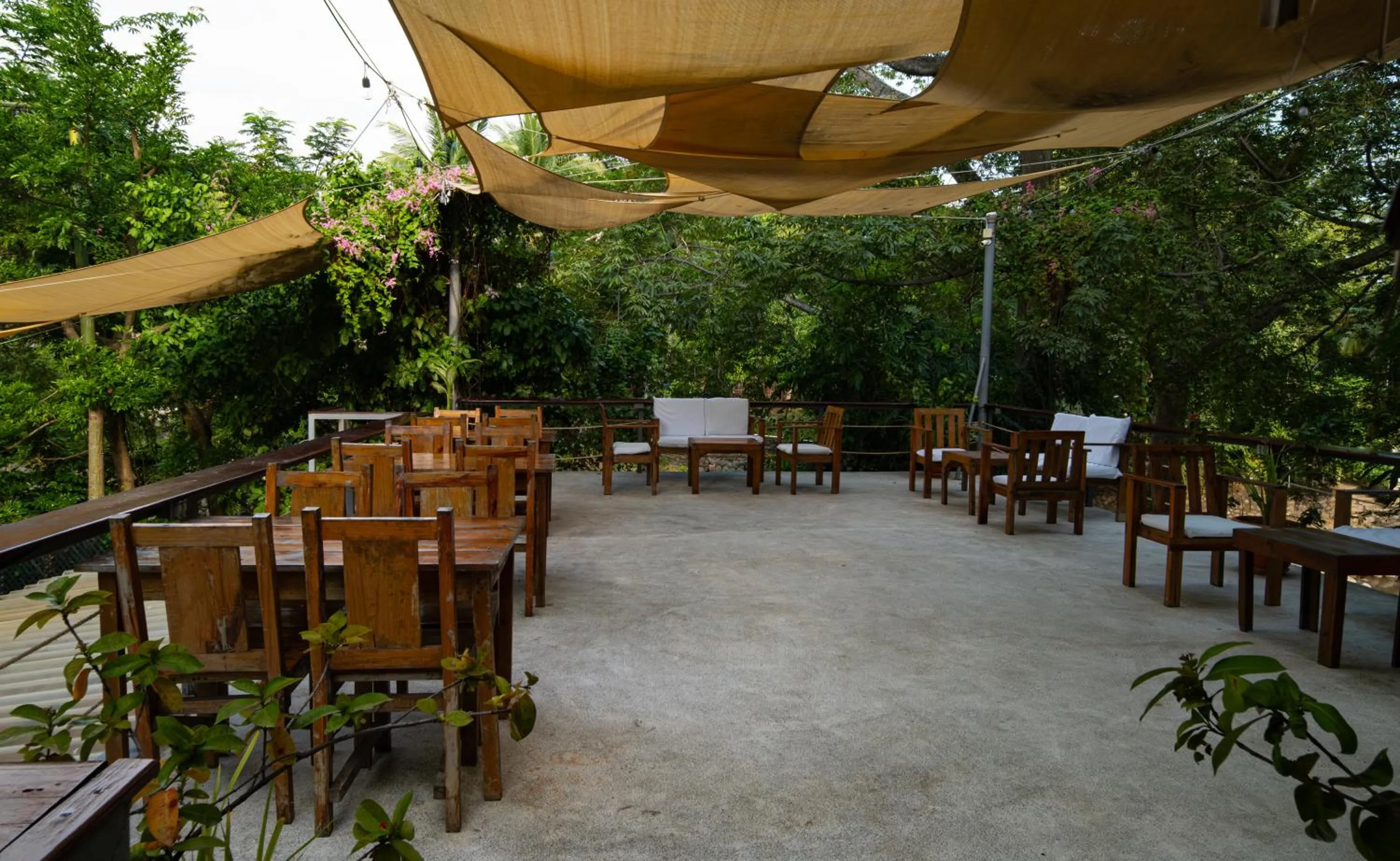 Restaurant/places to eat in Hotel Michanti