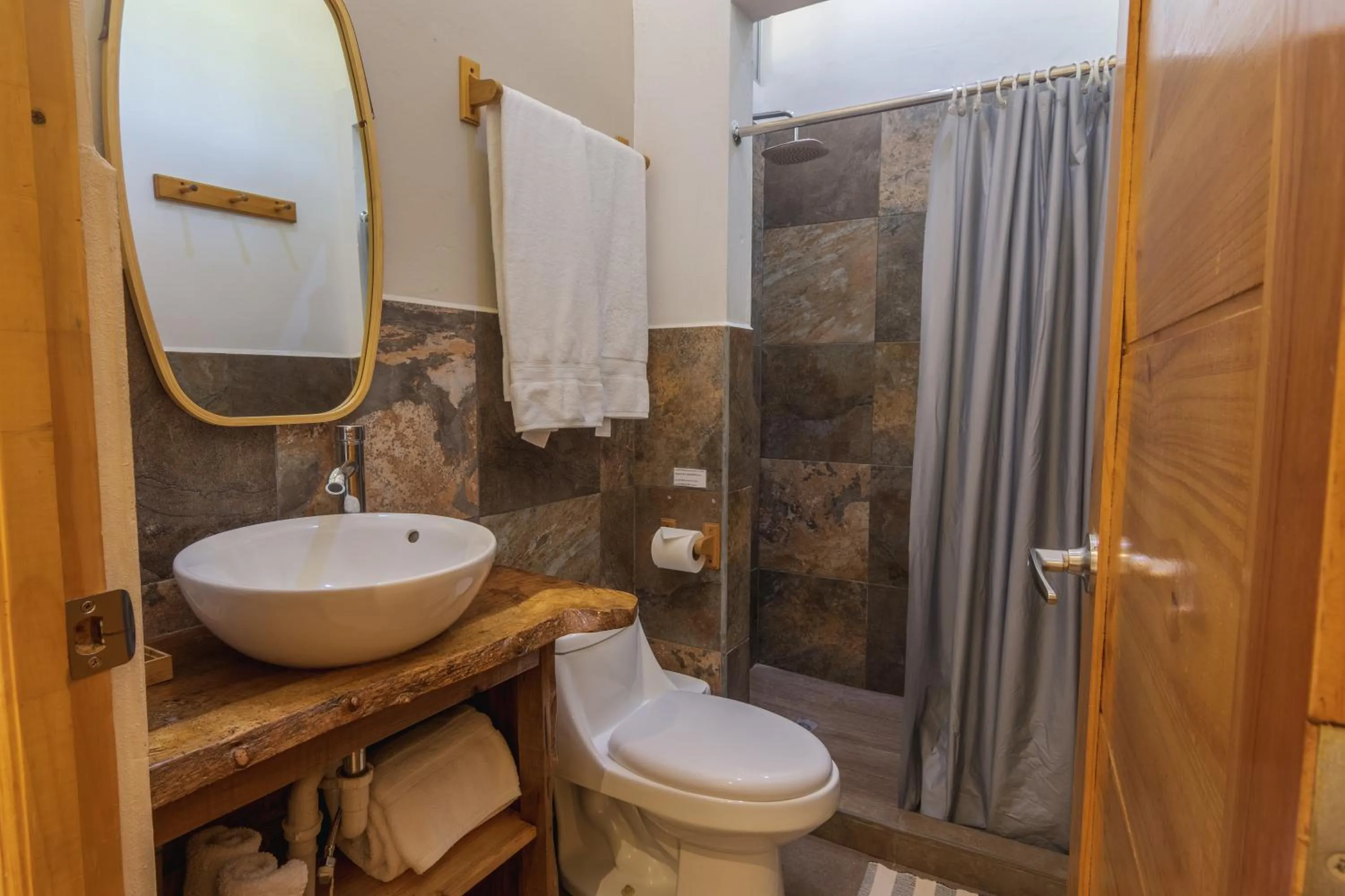 Shower in Hotel Michanti