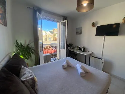 Room with private bathroom and balcony nearby the Mercado Central, center and beach