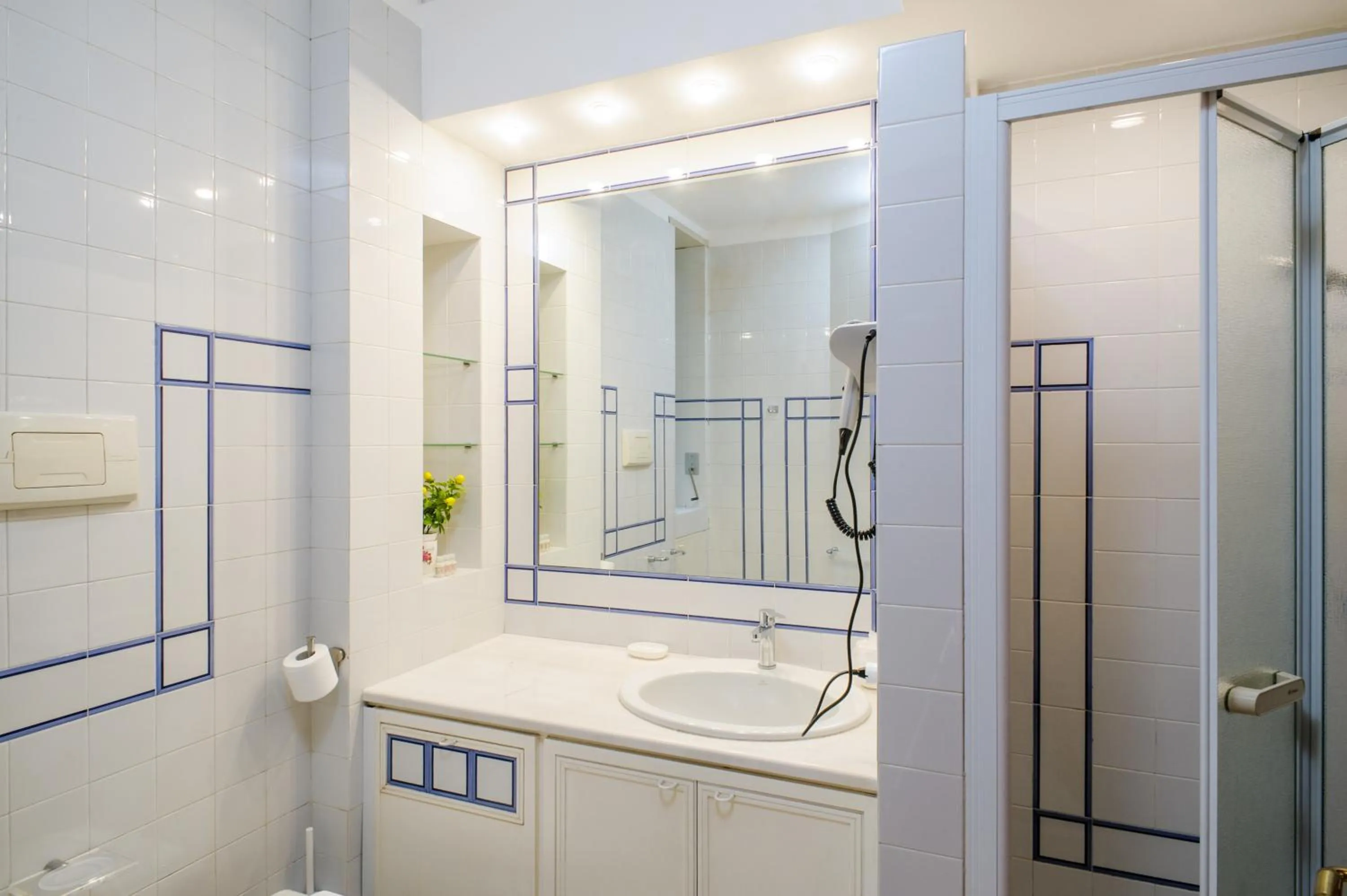 Shower in Toledo Stay OK