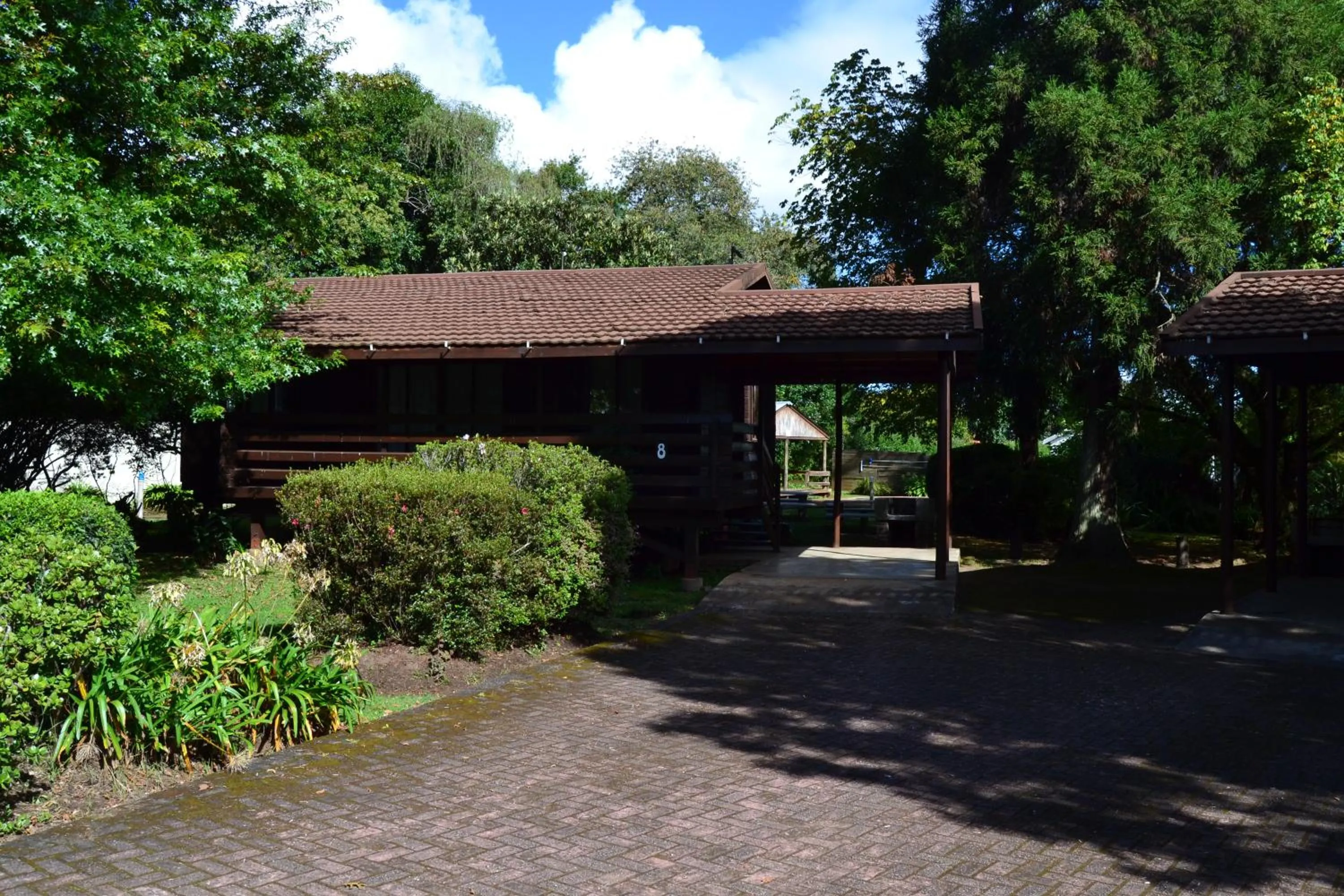 Facade/entrance in Log Cabin & Settlers Village